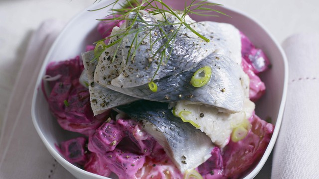 Loại c&aacute; được v&iacute; như "thực phẩm trường thọ", rẻ hơn c&aacute; hồi nhưng bổ kh&ocirc;ng k&eacute;m: H&agrave;ng c&oacute; sẵn quanh năm- Ảnh 2.