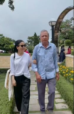 Hình ảnh Ngọc Trinh quấn quýt bên bố trước 16 ngày qua đời- Ảnh 3. Hình ảnh Ngọc Trinh quấn quýt bên bố trước 16 ngày qua đời- Ảnh 3.