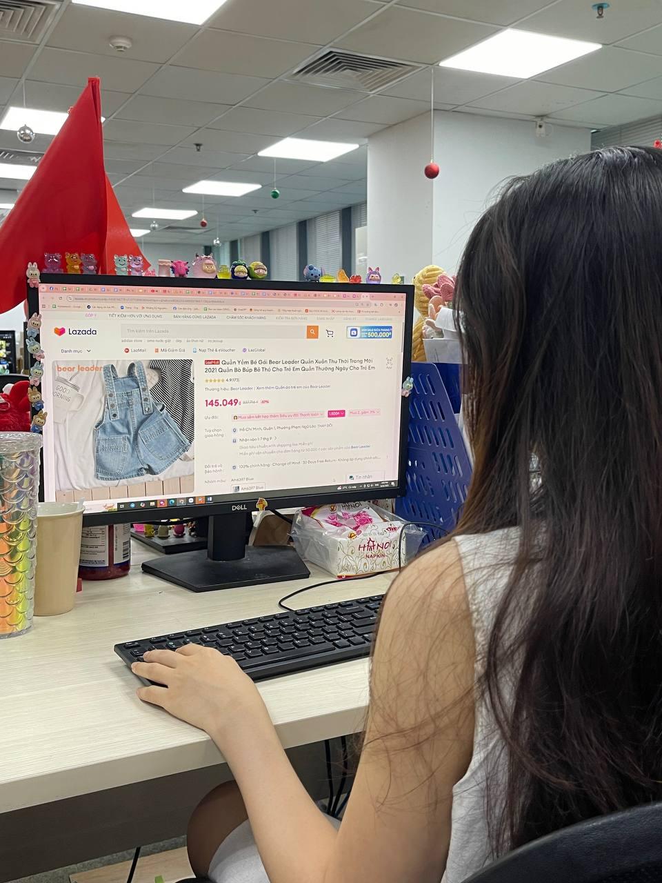 Hết thời ham đồ rẻ, gen Z mua sắm online giờ chỉ chọn hàng xịn chính hãng- Ảnh 1.