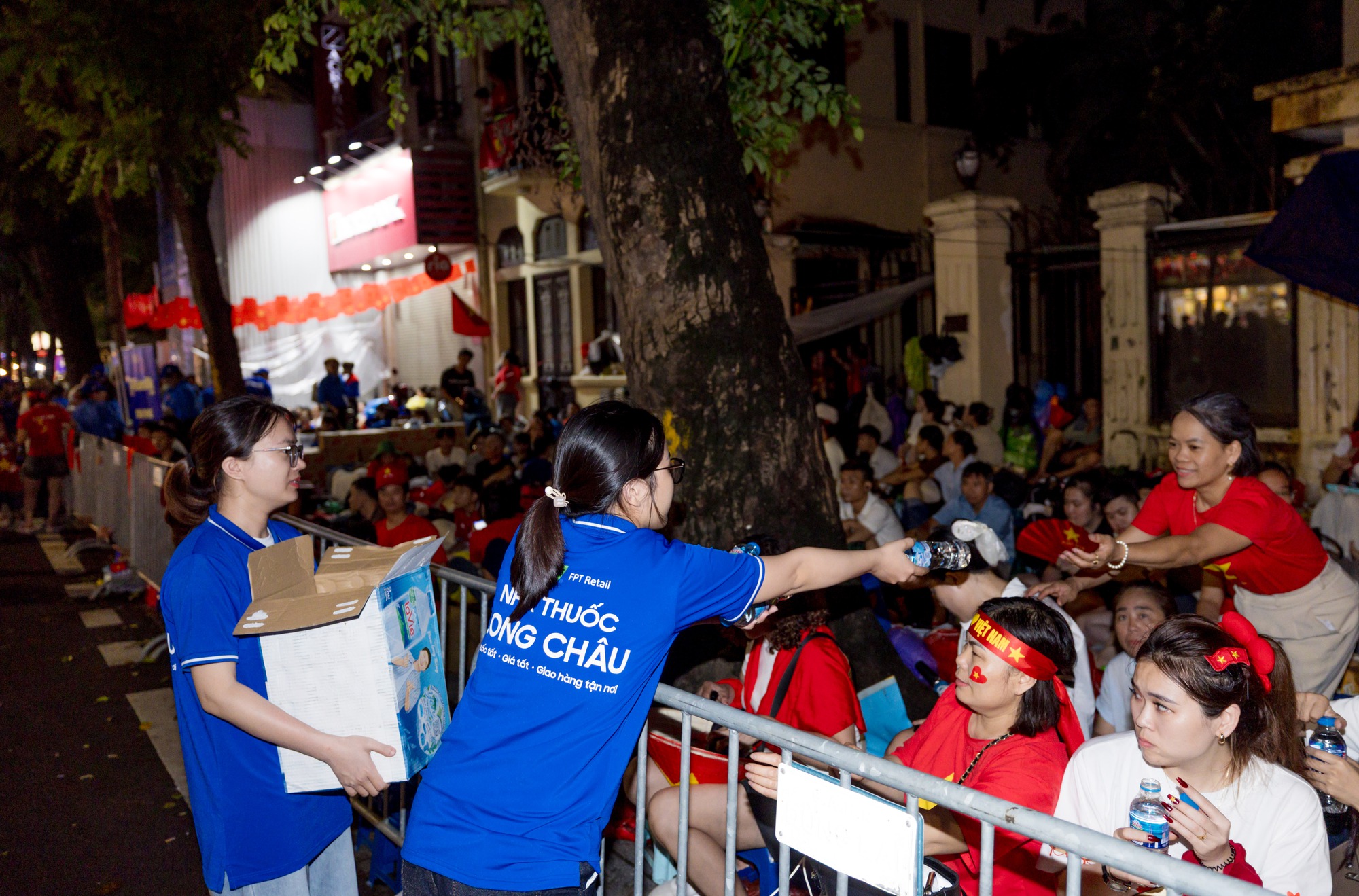 Lụy concert A80 với những hình ảnh ấm áp tại trạm khách A80: Tự hào Việt Nam- Ảnh 8. Lụy concert A80 với những hình ảnh ấm áp tại trạm khách A80: Tự hào Việt Nam- Ảnh 8.