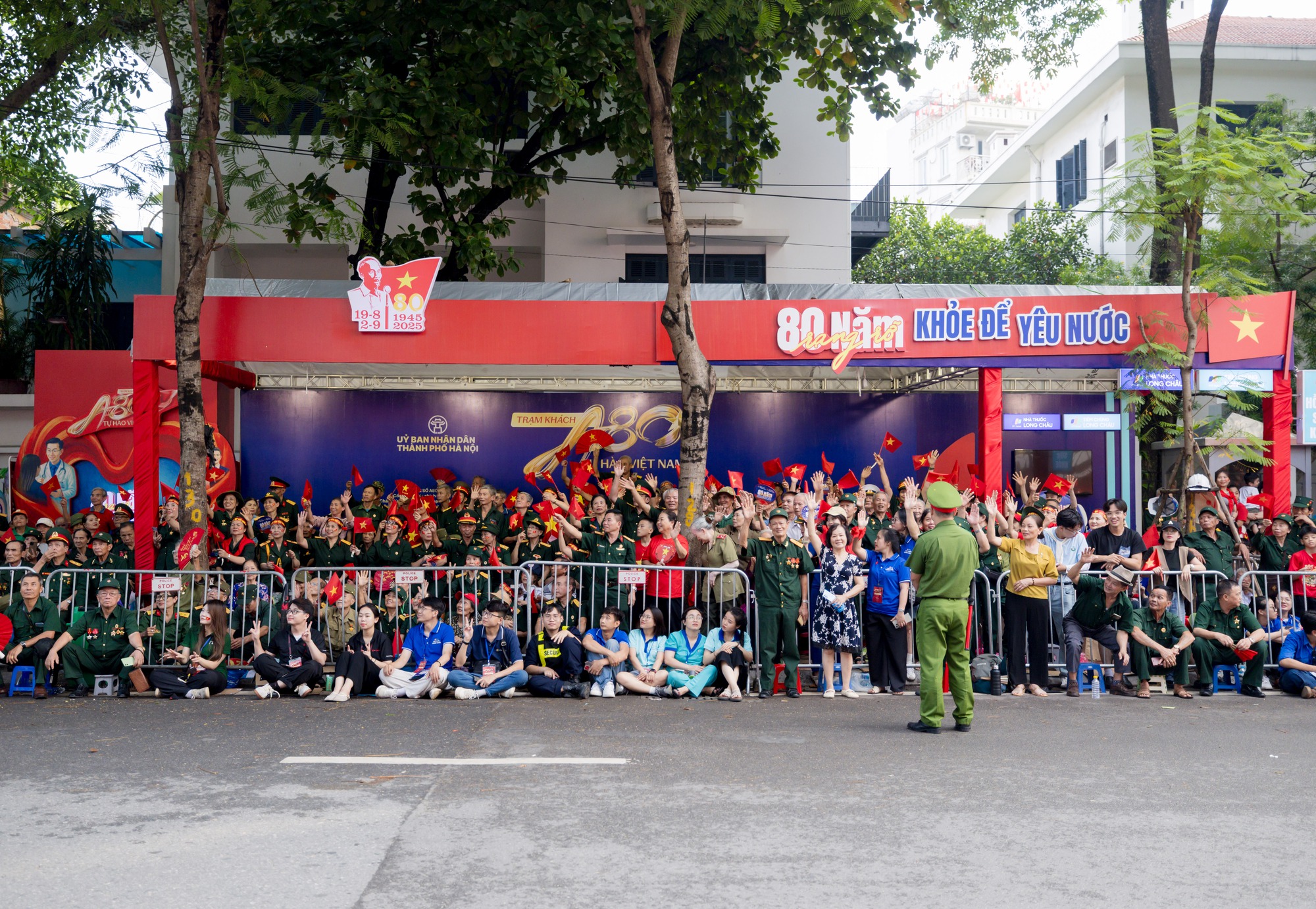 Lụy concert A80 với những hình ảnh ấm áp tại trạm khách A80: Tự hào Việt Nam- Ảnh 11. Lụy concert A80 với những hình ảnh ấm áp tại trạm khách A80: Tự hào Việt Nam- Ảnh 11.