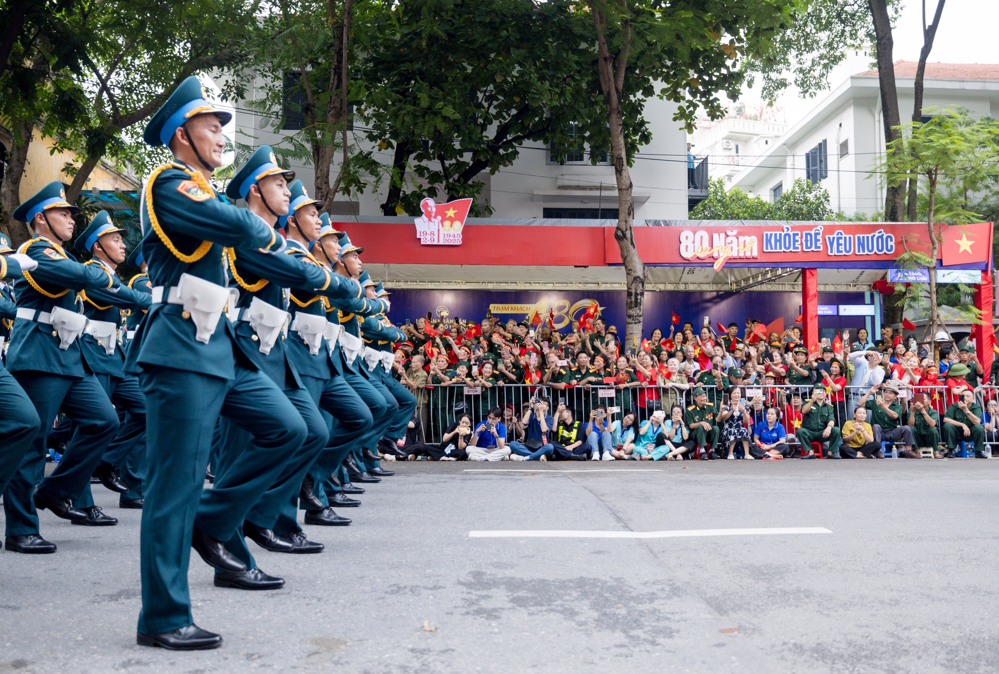 Lụy concert A80 với những hình ảnh ấm áp tại trạm khách A80: Tự hào Việt Nam- Ảnh 16. Lụy concert A80 với những hình ảnh ấm áp tại trạm khách A80: Tự hào Việt Nam- Ảnh 16.