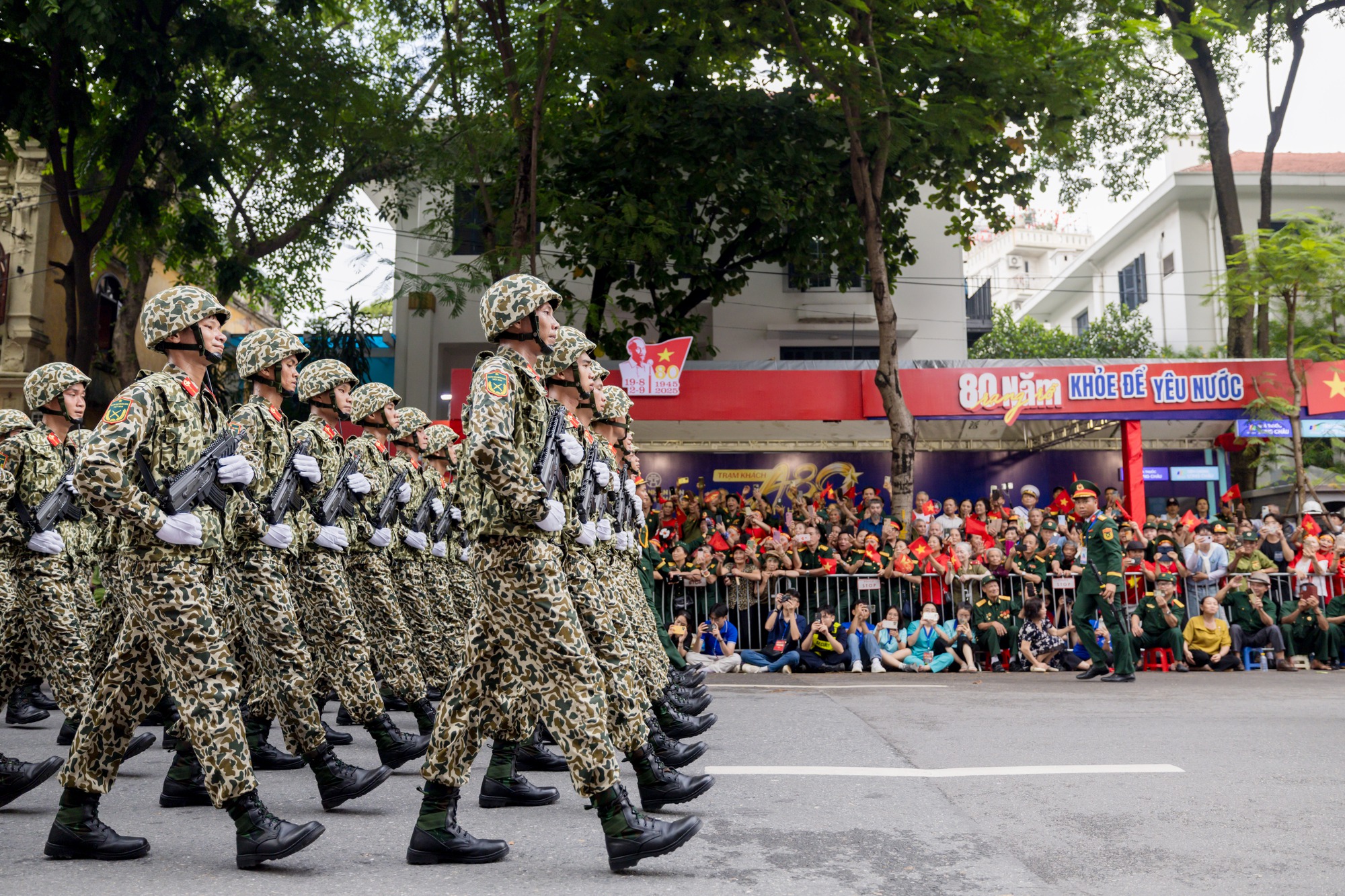 Lụy concert A80 với những hình ảnh ấm áp tại trạm khách A80: Tự hào Việt Nam- Ảnh 14. Lụy concert A80 với những hình ảnh ấm áp tại trạm khách A80: Tự hào Việt Nam- Ảnh 14.