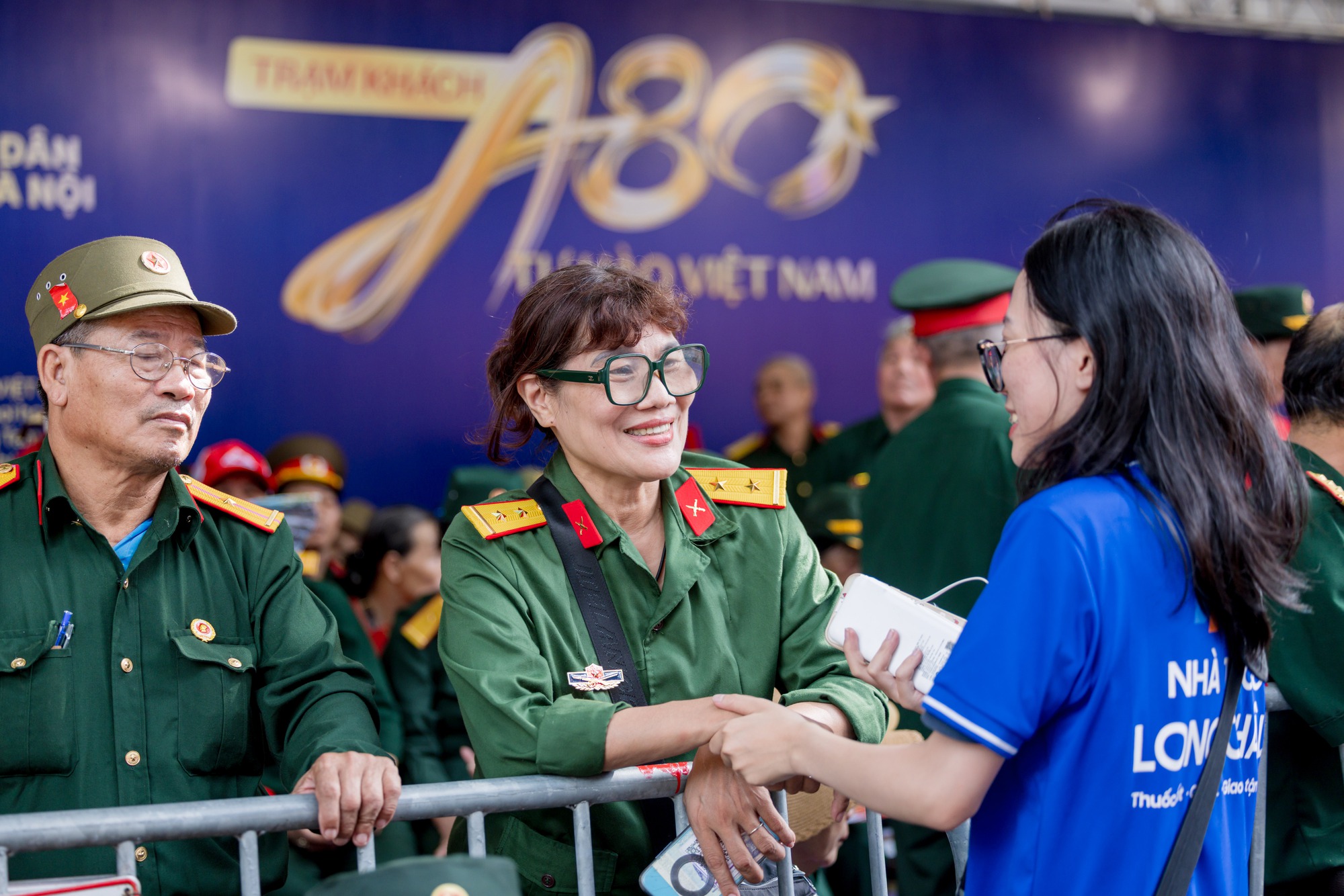 Lụy concert A80 với những hình ảnh ấm áp tại trạm khách A80: Tự hào Việt Nam- Ảnh 2. Lụy concert A80 với những hình ảnh ấm áp tại trạm khách A80: Tự hào Việt Nam- Ảnh 2.
