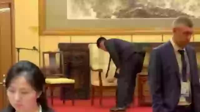 Vì sao hành động này của cận vệ ông Kim Jong Un lại gây chú ý?- Ảnh 2.