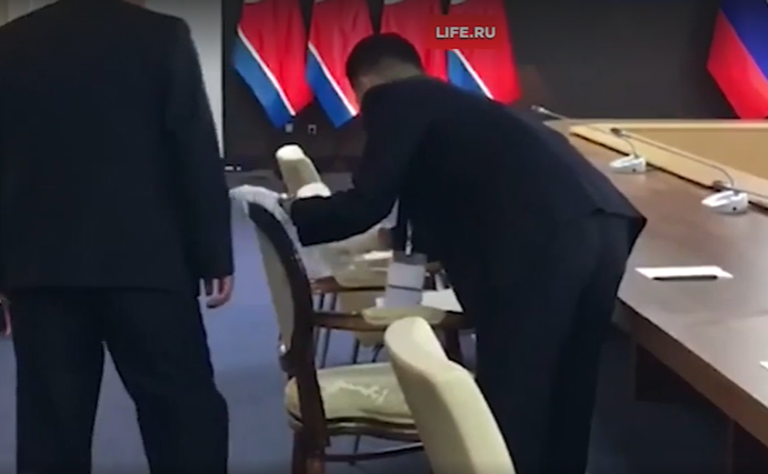 Vì sao hành động này của cận vệ ông Kim Jong Un lại gây chú ý?- Ảnh 3.