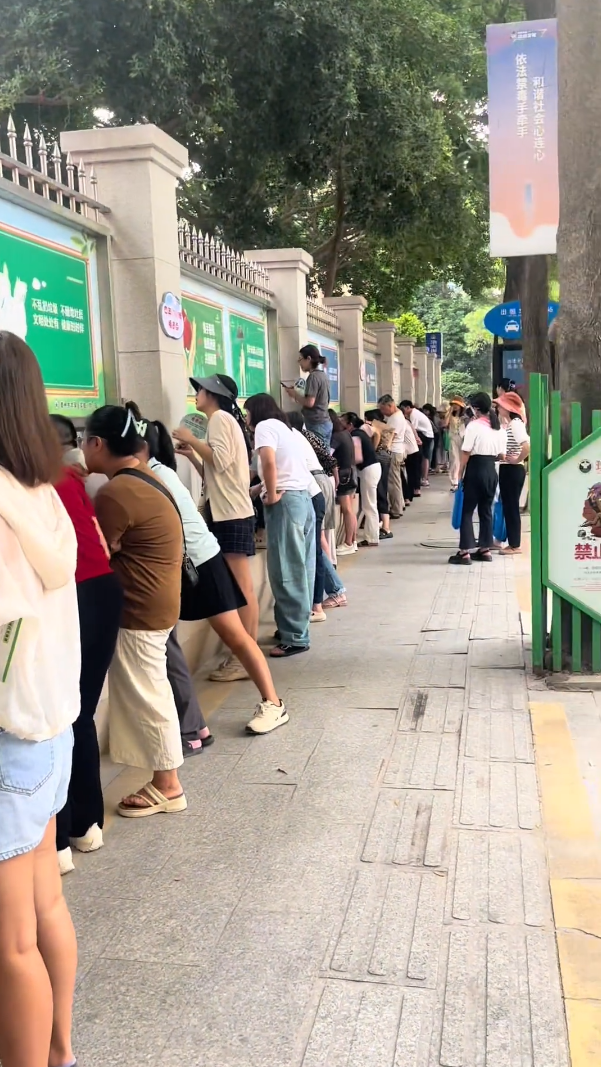 Bức ảnh khai giảng gây sốc- Ảnh 2.