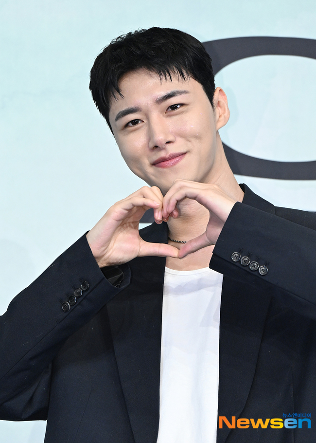 Song Joong Ki tái xuất gây ngỡ ngàng, làm 