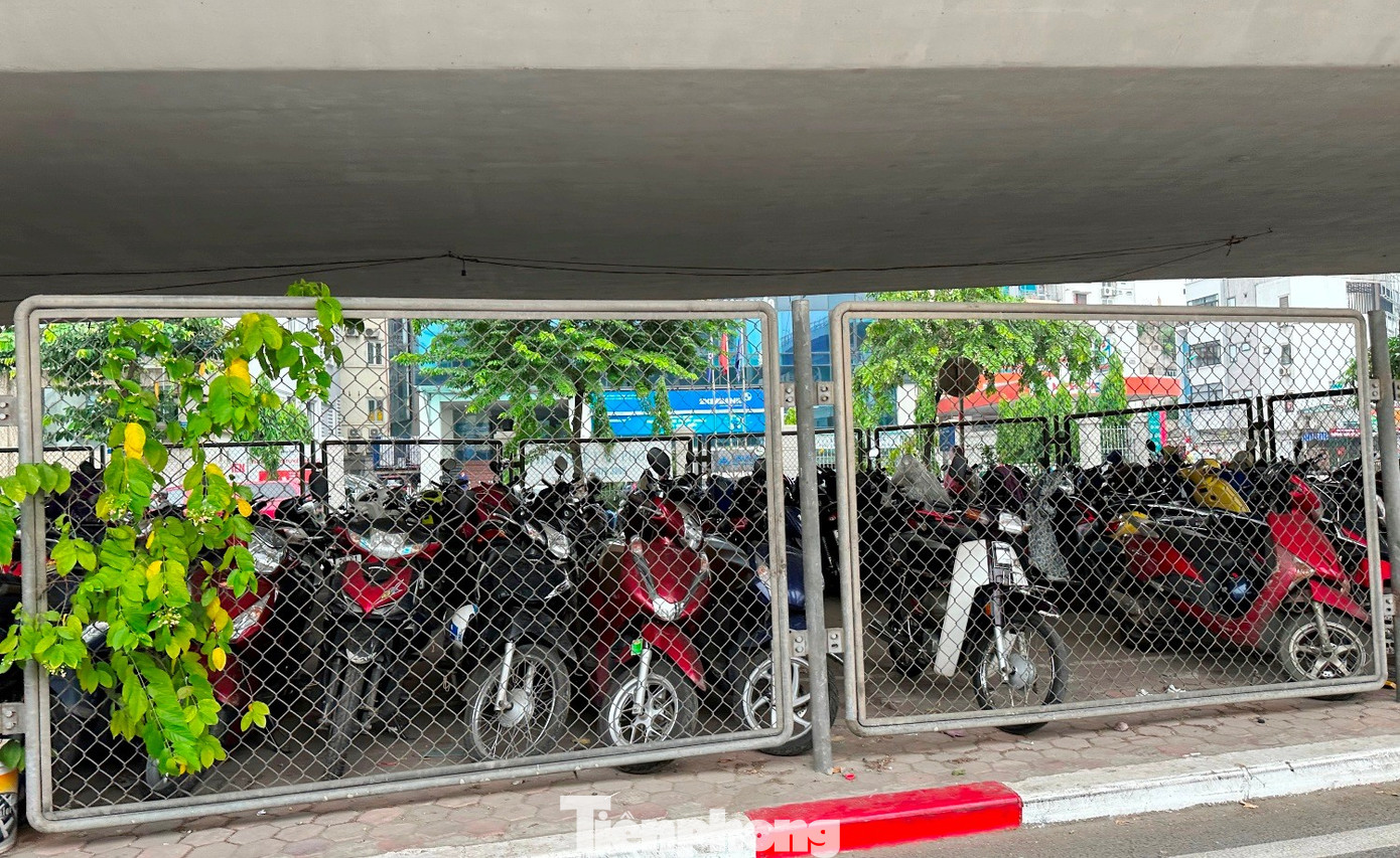 Cận cảnh các gầm cầu Hà Nội "phủ kín" bãi ô tô, xe máy- Ảnh 3. Cận cảnh các gầm cầu Hà Nội "phủ kín" bãi ô tô, xe máy- Ảnh 3.
