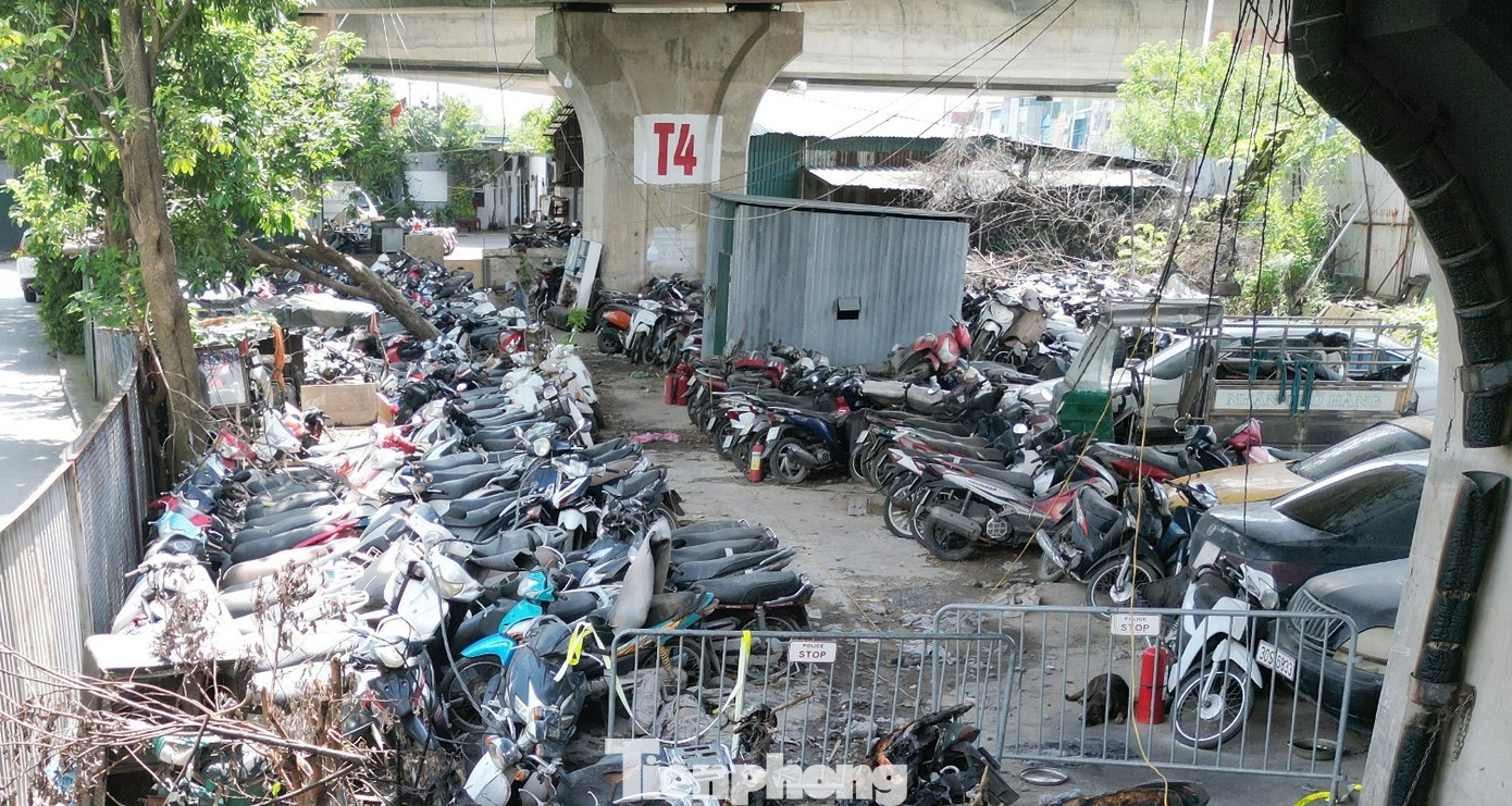 Cận cảnh các gầm cầu Hà Nội "phủ kín" bãi ô tô, xe máy- Ảnh 6. Cận cảnh các gầm cầu Hà Nội "phủ kín" bãi ô tô, xe máy- Ảnh 6.