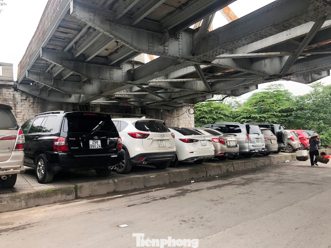 Cận cảnh các gầm cầu Hà Nội "phủ kín" bãi ô tô, xe máy- Ảnh 8. Cận cảnh các gầm cầu Hà Nội "phủ kín" bãi ô tô, xe máy- Ảnh 8.