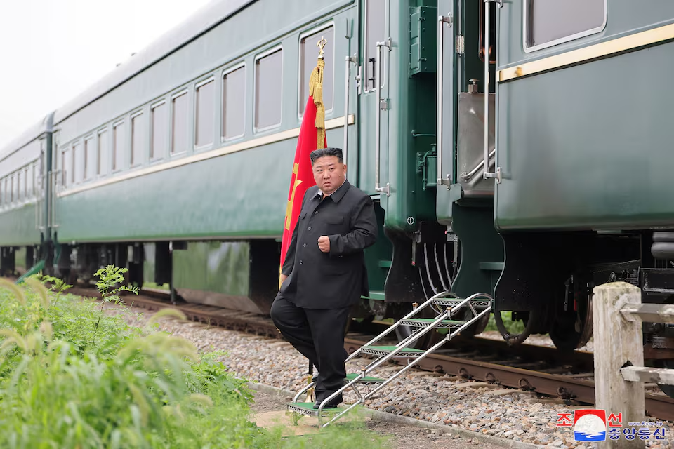 Vì sao ông Kim Jong Un lựa chọn đi tàu hỏa chứ không phải chuyên cơ cho các chuyến công du?- Ảnh 2. Vì sao ông Kim Jong Un lựa chọn đi tàu hỏa chứ không phải chuyên cơ cho các chuyến công du?- Ảnh 2.