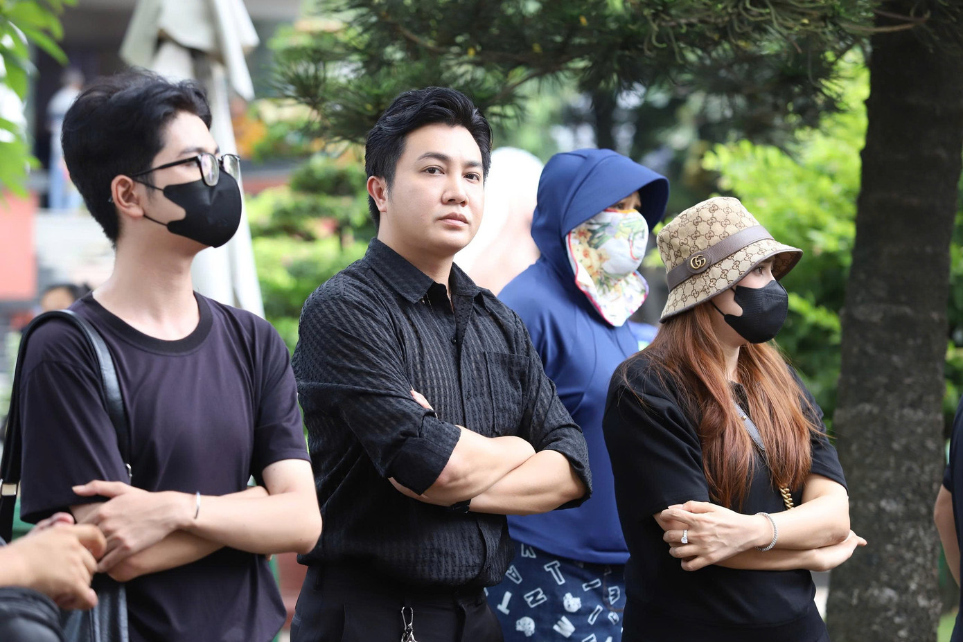 YouTuber vây quanh nơi hỏa táng Ngọc Trinh, người nhà cầu xin- Ảnh 11. YouTuber vây quanh nơi hỏa táng Ngọc Trinh, người nhà cầu xin- Ảnh 11.