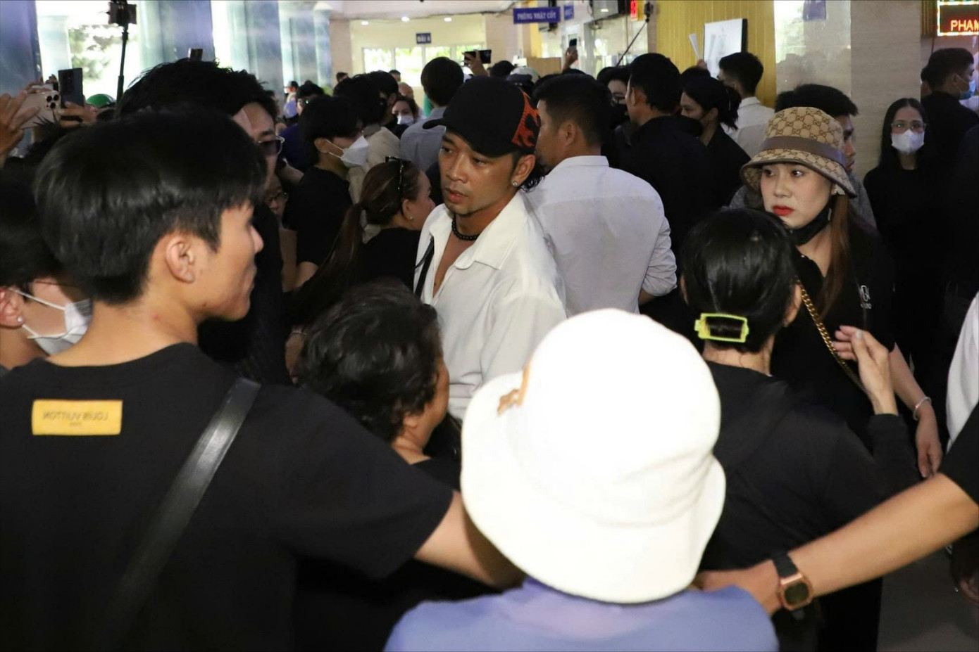 YouTuber vây quanh nơi hỏa táng Ngọc Trinh, người nhà cầu xin- Ảnh 10. YouTuber vây quanh nơi hỏa táng Ngọc Trinh, người nhà cầu xin- Ảnh 10.