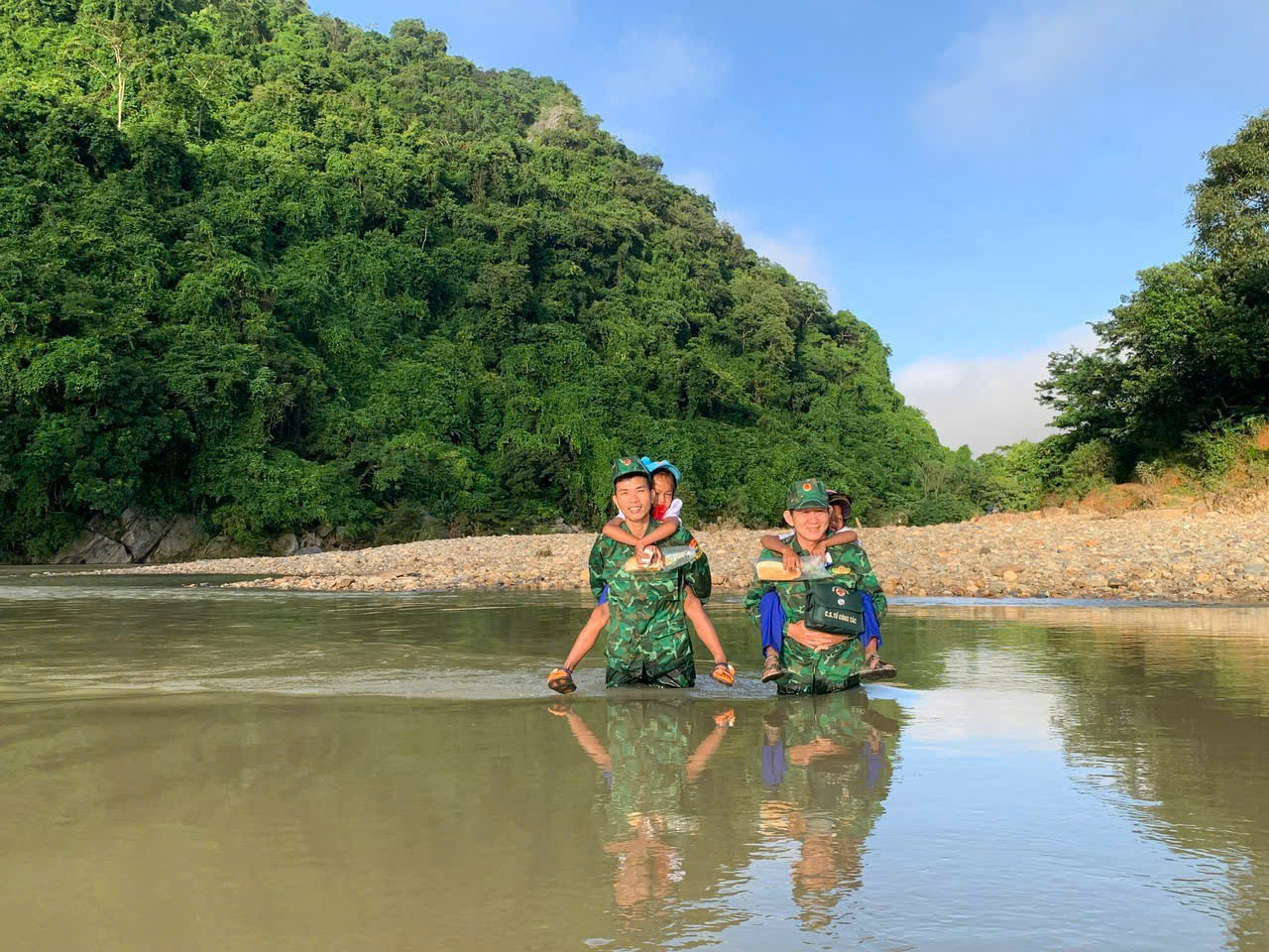 Xúc động hình ảnh bộ đội biên phòng cõng học sinh qua suối đến trường khai giảng năm học mới- Ảnh 1.