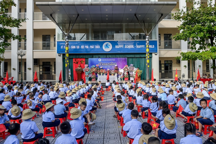 Khoảnh khắc hồn nhiên của học sinh lớp 1 trong ngày khai giảng- Ảnh 2.