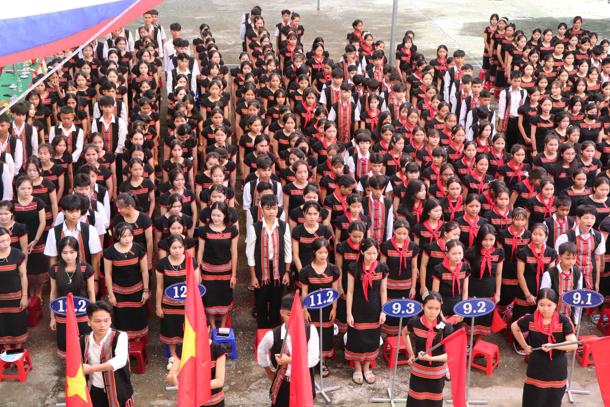 Xúc động hình ảnh bộ đội biên phòng cõng học sinh qua suối đến trường khai giảng năm học mới- Ảnh 12.