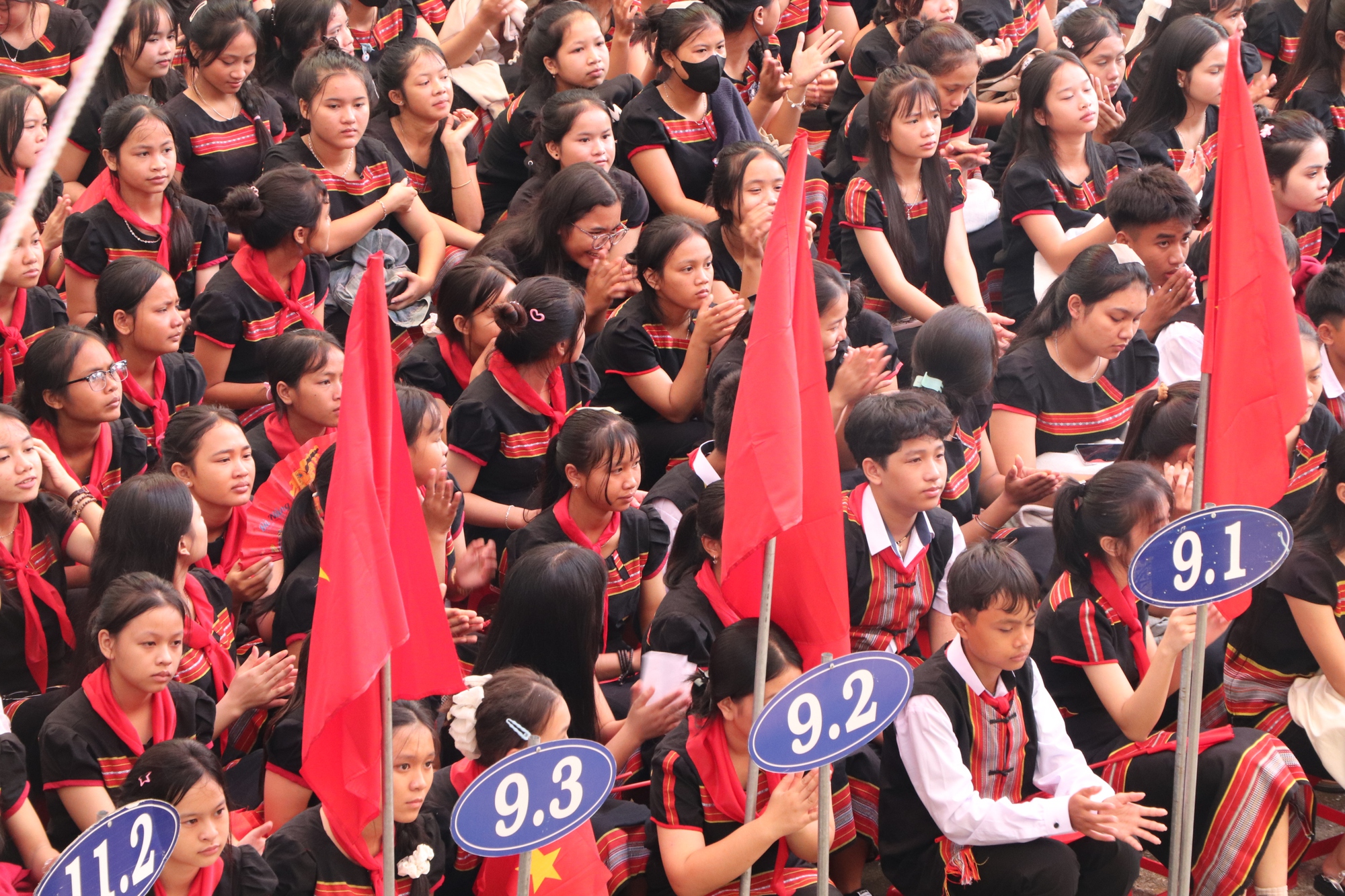 Xúc động hình ảnh bộ đội biên phòng cõng học sinh qua suối đến trường khai giảng năm học mới- Ảnh 14.