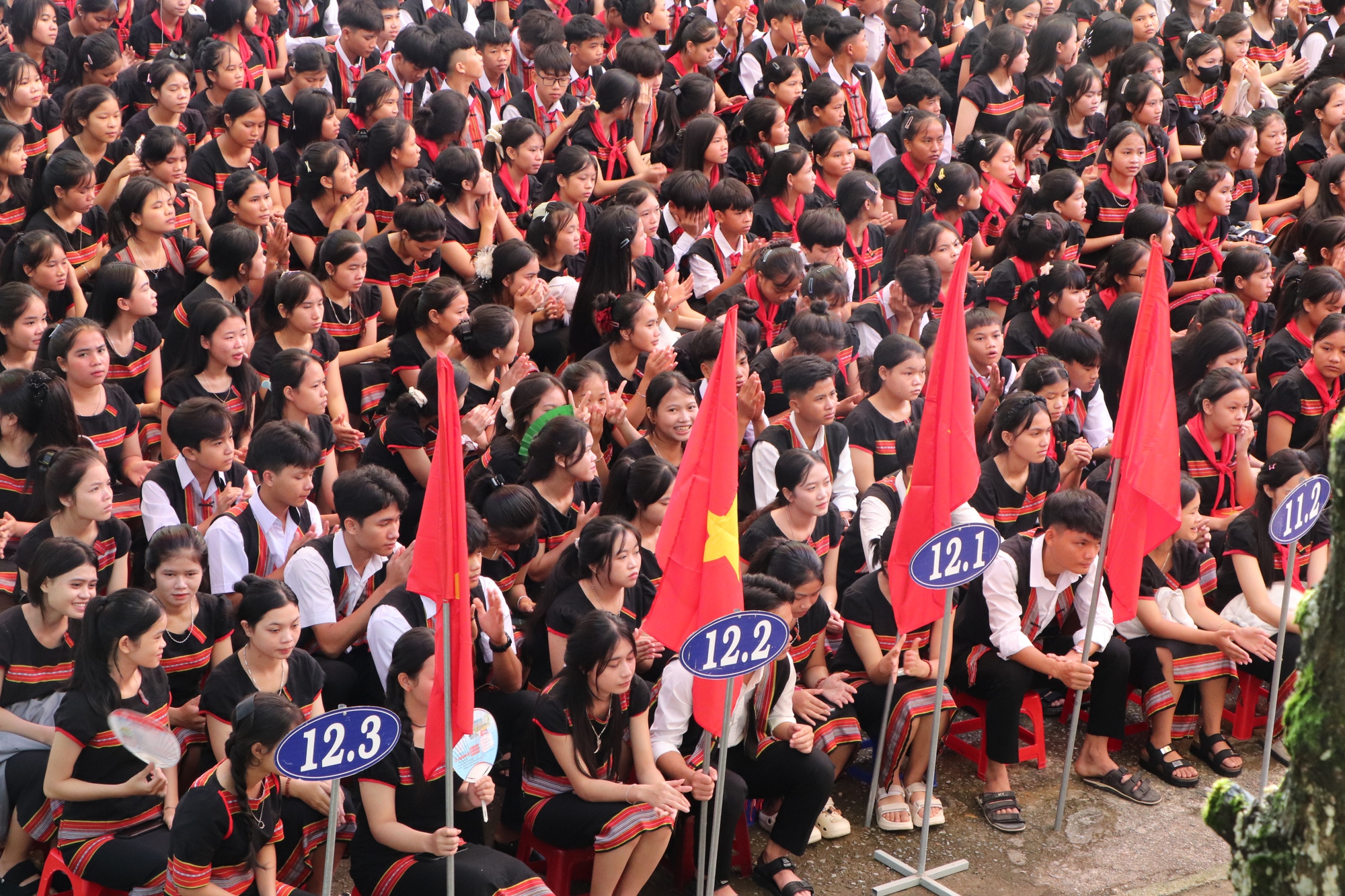 Xúc động hình ảnh bộ đội biên phòng cõng học sinh qua suối đến trường khai giảng năm học mới- Ảnh 10.