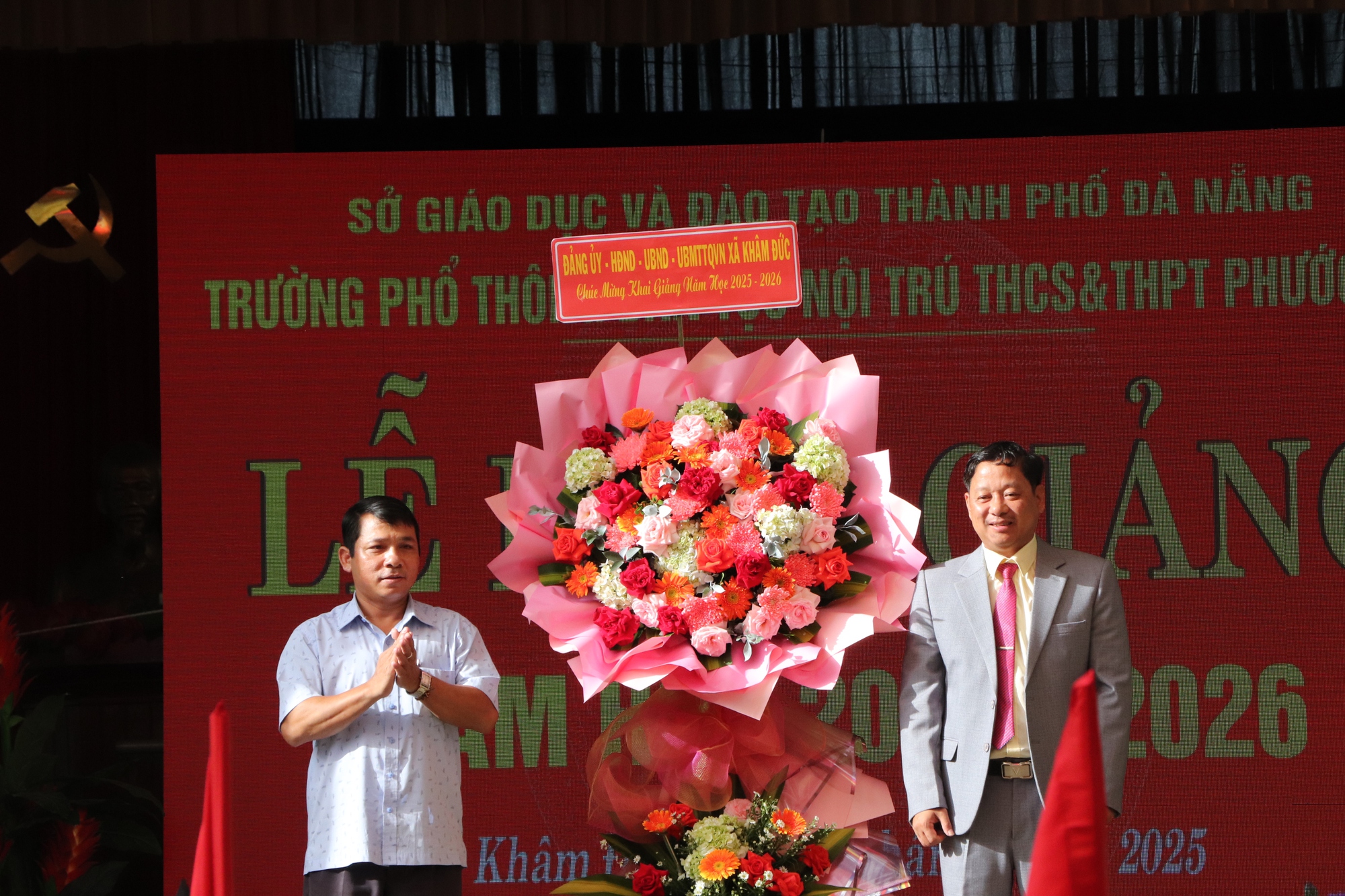 Xúc động hình ảnh bộ đội biên phòng cõng học sinh qua suối đến trường khai giảng năm học mới- Ảnh 15.
