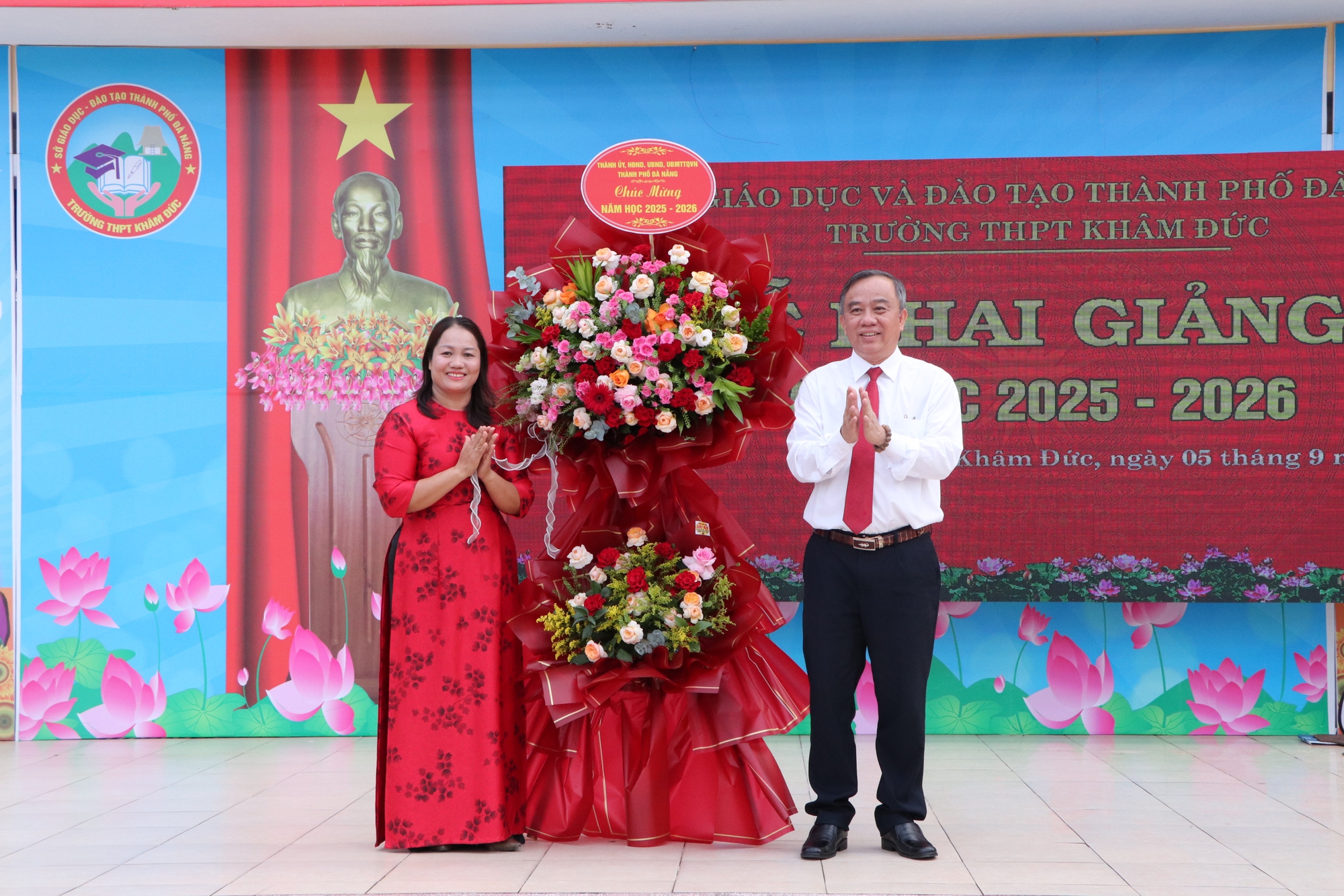 Xúc động hình ảnh bộ đội biên phòng cõng học sinh qua suối đến trường khai giảng năm học mới- Ảnh 9.
