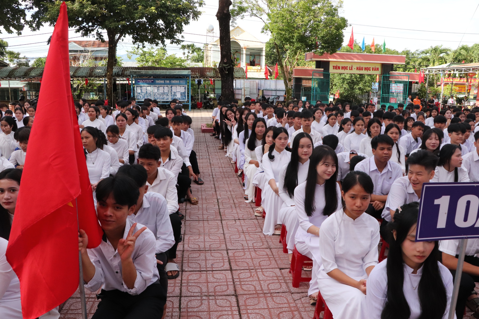 Xúc động hình ảnh bộ đội biên phòng cõng học sinh qua suối đến trường khai giảng năm học mới- Ảnh 7.