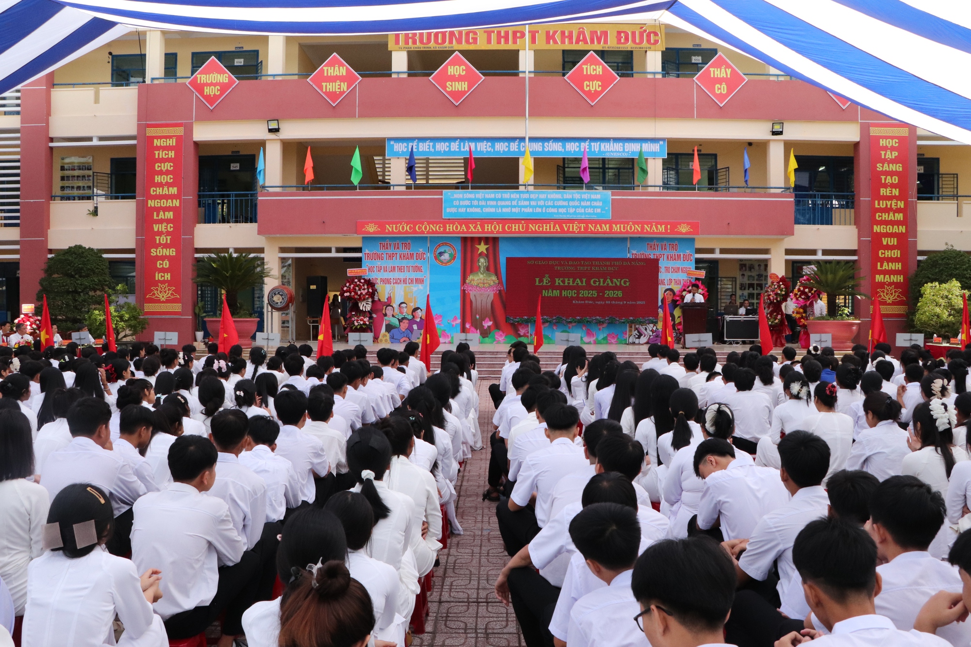 Xúc động hình ảnh bộ đội biên phòng cõng học sinh qua suối đến trường khai giảng năm học mới- Ảnh 13.