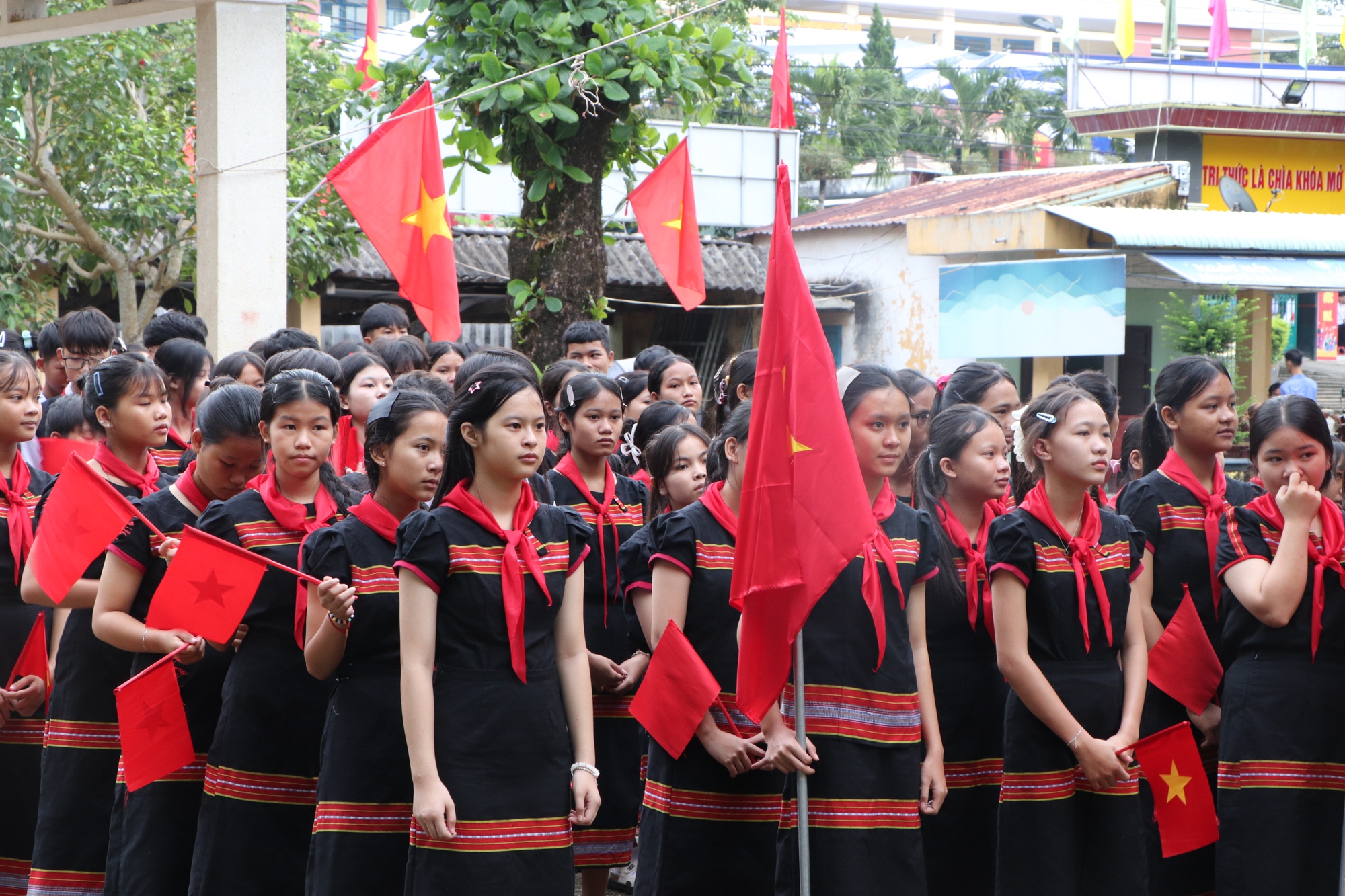 Xúc động hình ảnh bộ đội biên phòng cõng học sinh qua suối đến trường khai giảng năm học mới- Ảnh 23.