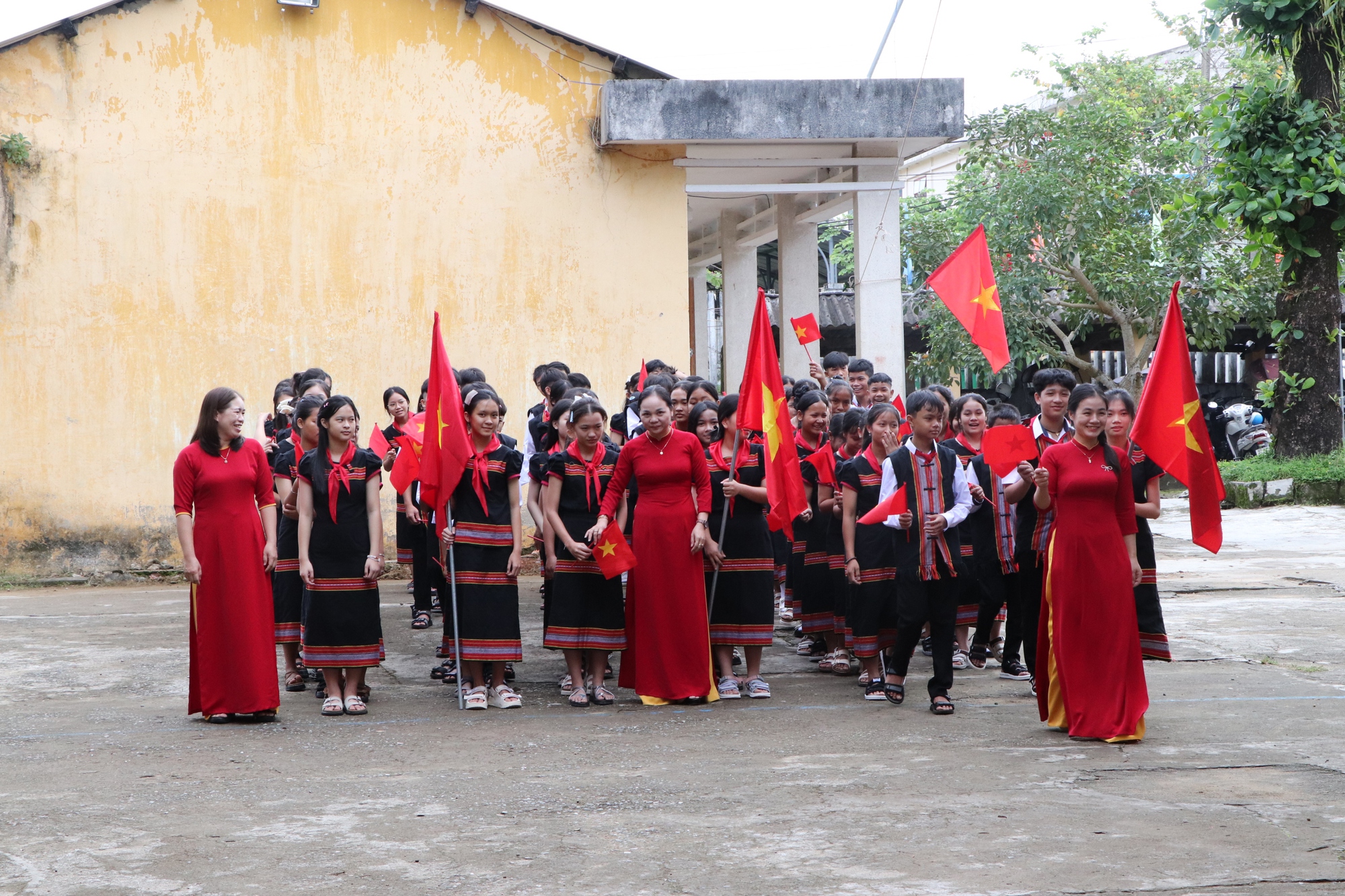 Xúc động hình ảnh bộ đội biên phòng cõng học sinh qua suối đến trường khai giảng năm học mới- Ảnh 19.