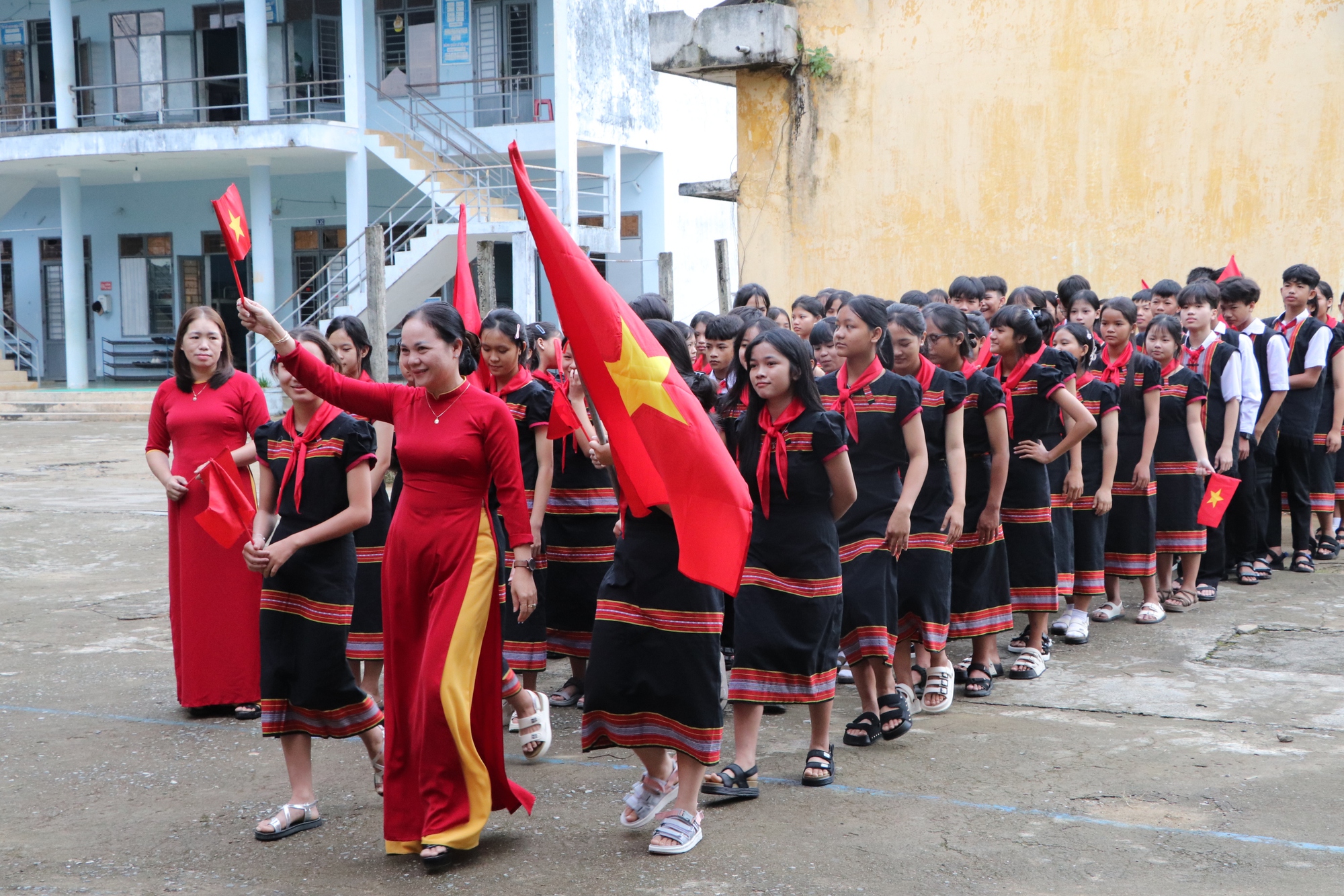Xúc động hình ảnh bộ đội biên phòng cõng học sinh qua suối đến trường khai giảng năm học mới- Ảnh 21.