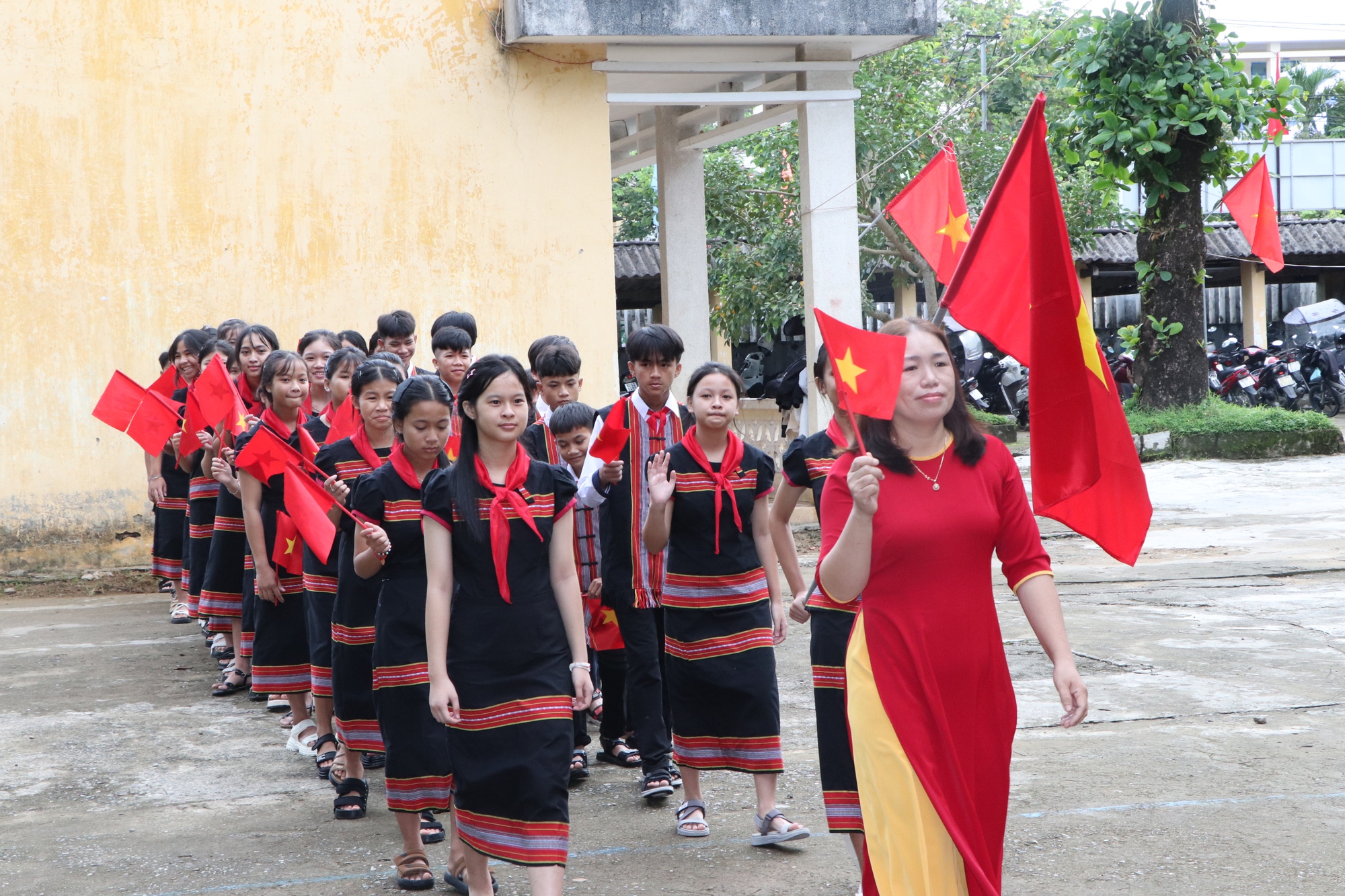 Xúc động hình ảnh bộ đội biên phòng cõng học sinh qua suối đến trường khai giảng năm học mới- Ảnh 18.