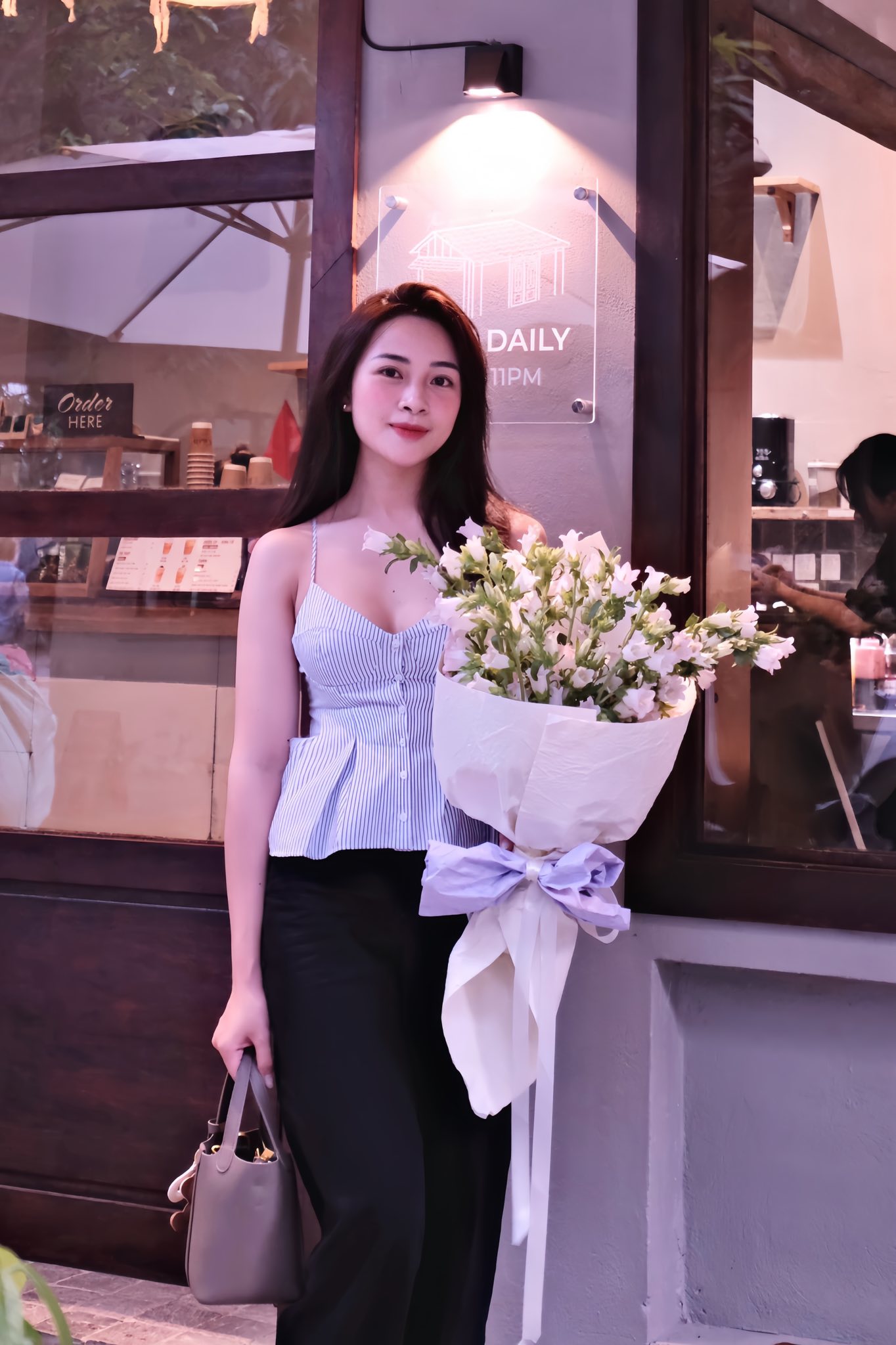 Cô giáo mầm non cưới cầu thủ nổi tiếng, về làm bà chủ khách sạn, mẹ 2 con vẫn xinh xuất sắc, body nóng bỏng- Ảnh 11.
