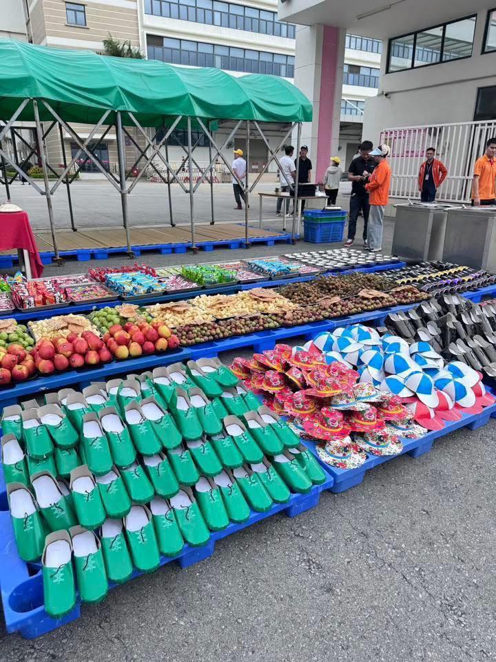Cảnh tượng lạ tại cổng công ty ở Hải Phòng trong tháng "cô hồn" khiến ai đi ngang cũng ngỡ ngàng- Ảnh 2.