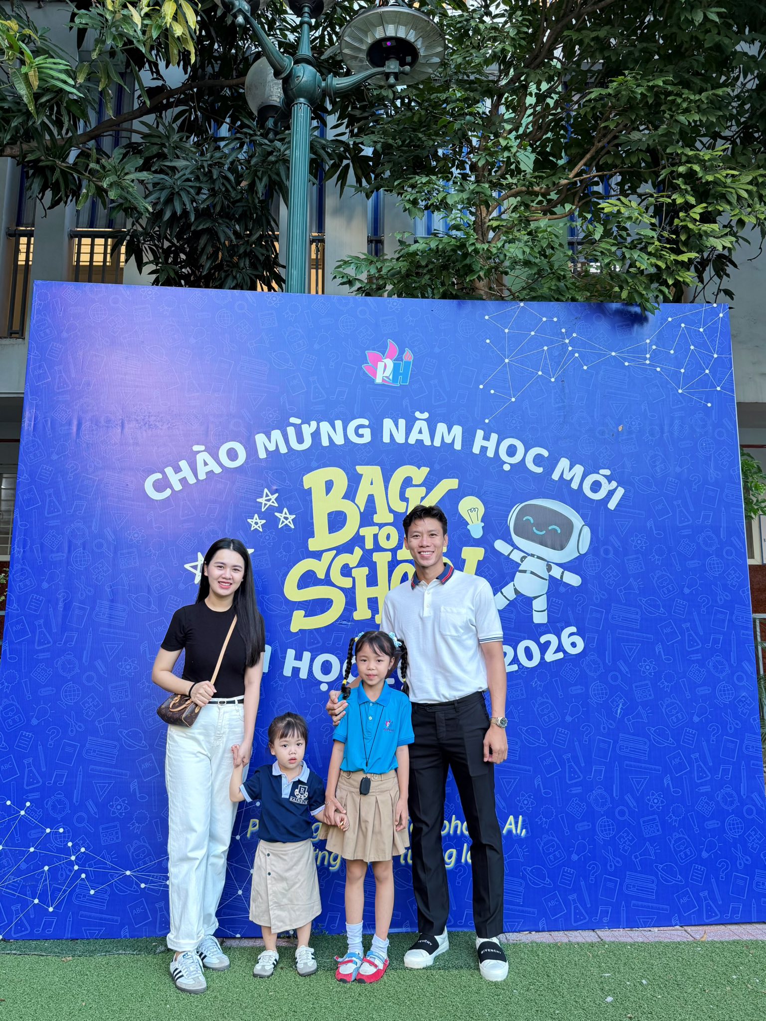 Quế Ngọc Hải nắm tay con gái đến lớp ngày khai giảng, trên sân bản lĩnh, về nhà chuẩn người đàn ông của gia đình- Ảnh 1.