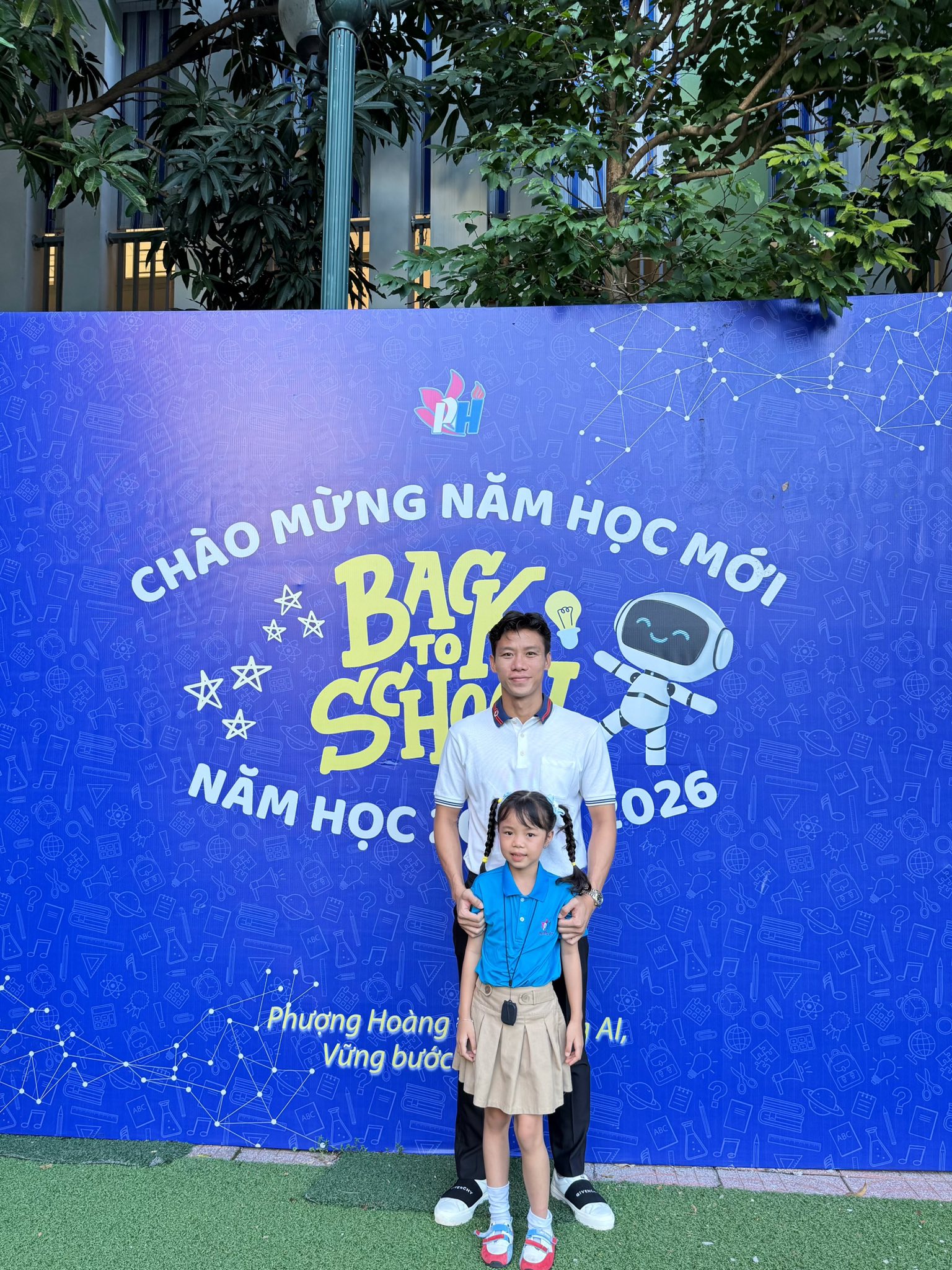 Quế Ngọc Hải nắm tay con gái đến lớp ngày khai giảng, trên sân bản lĩnh, về nhà chuẩn người đàn ông của gia đình- Ảnh 3.
