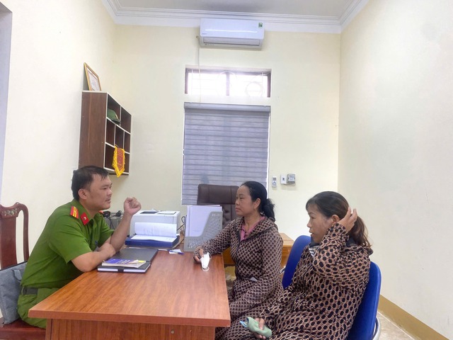 Hai người phụ nữ bằng tuổi, đi xe máy giống hệt nhau bị mời lên công an: Lý do không tưởng- Ảnh 2.