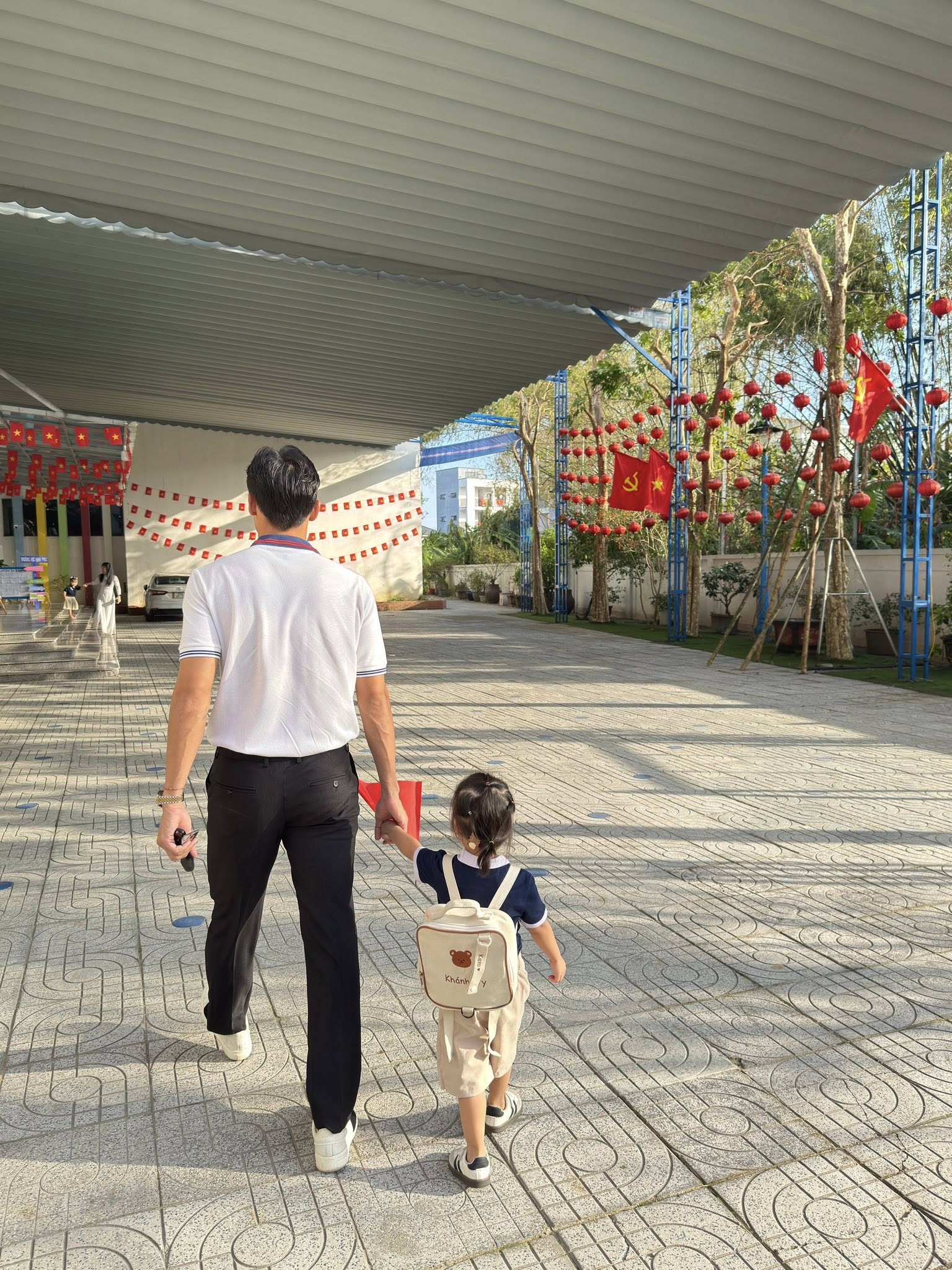 Quế Ngọc Hải nắm tay con gái đến lớp ngày khai giảng, trên sân bản lĩnh, về nhà chuẩn người đàn ông của gia đình- Ảnh 4.