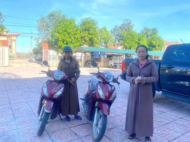 Hai người phụ nữ bằng tuổi, đi xe máy giống hệt nhau bị mời lên công an: Lý do không tưởng- Ảnh 1.