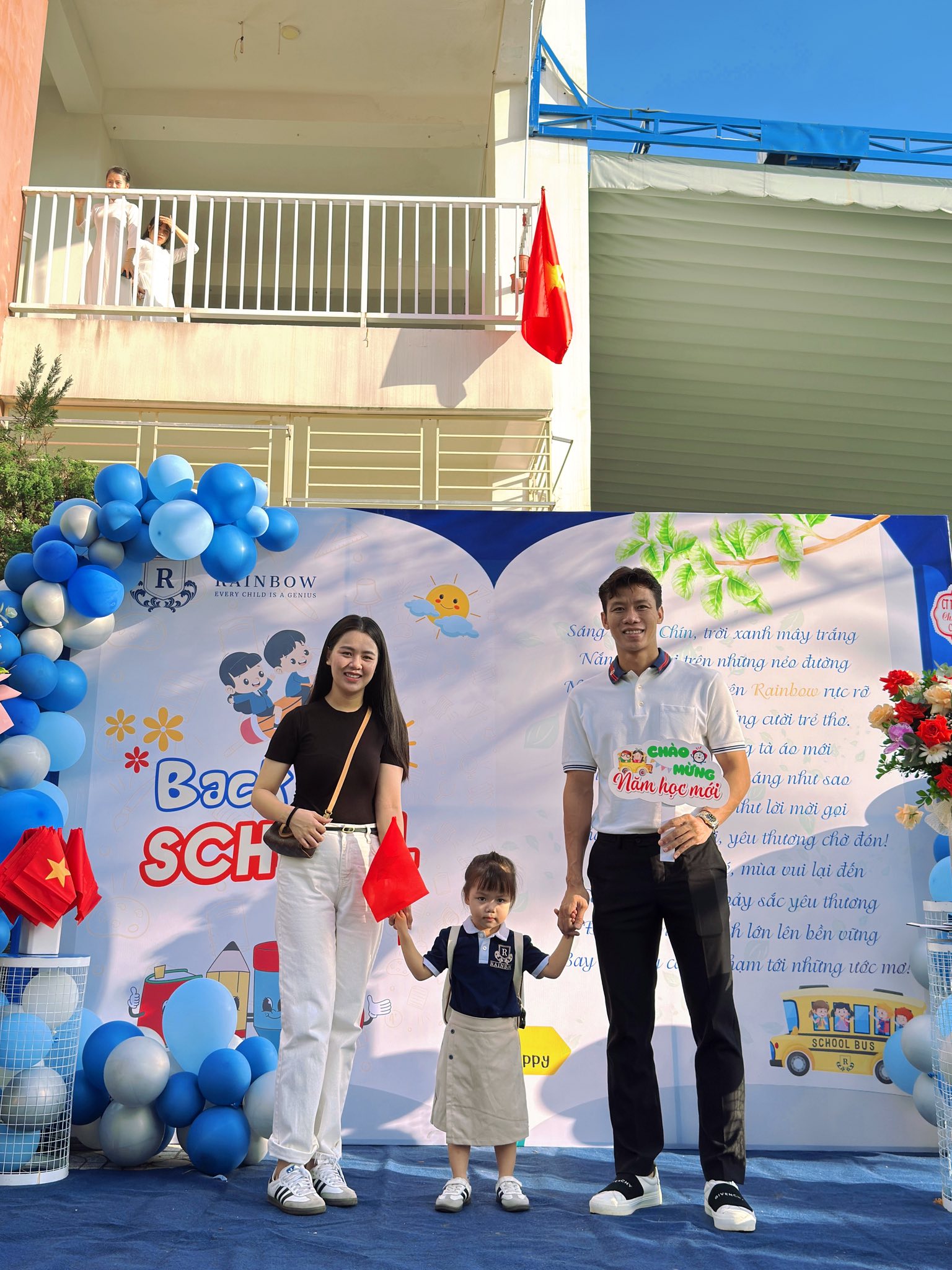 Quế Ngọc Hải nắm tay con gái đến lớp ngày khai giảng, trên sân bản lĩnh, về nhà chuẩn người đàn ông của gia đình- Ảnh 2.
