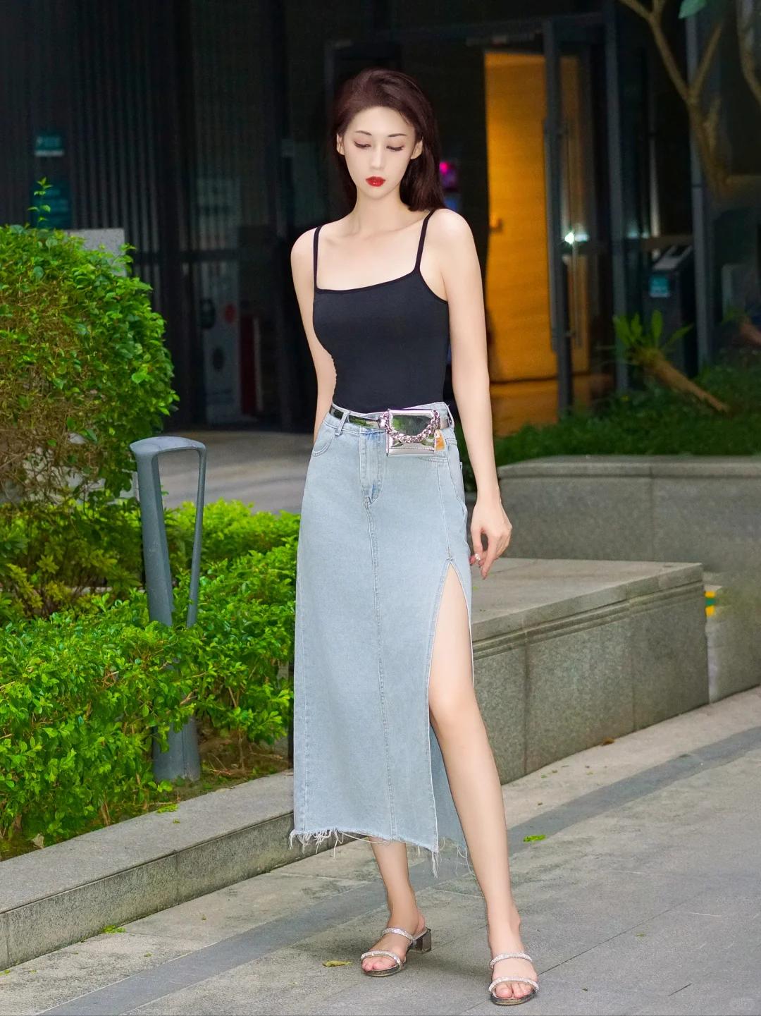 Vì sao váy denim lại là món đồ nên sắm? Câu trả lời gói gọn trong 2 chữ "hack tuổi"- Ảnh 12.