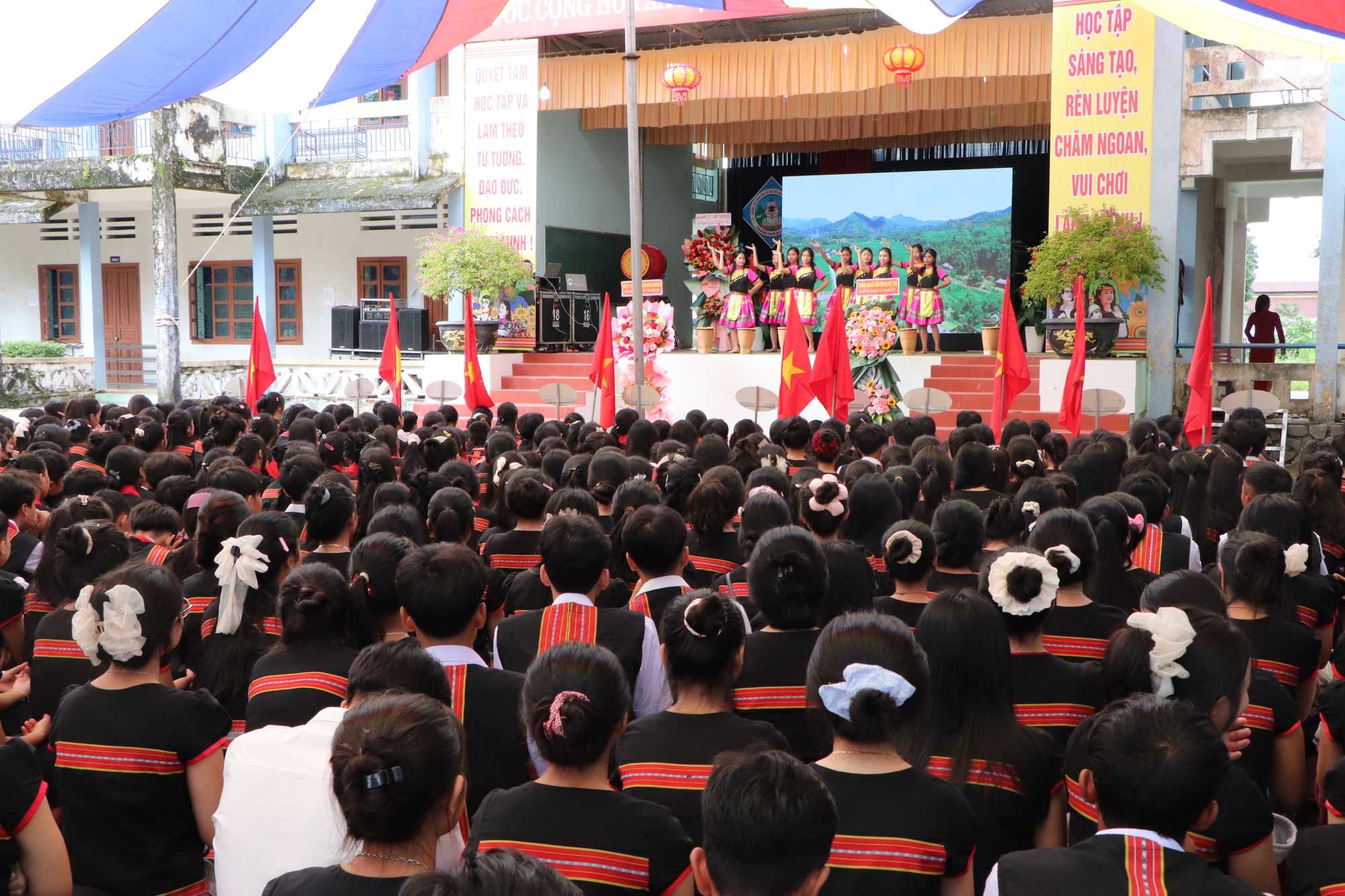 Xúc động hình ảnh bộ đội biên phòng cõng học sinh qua suối đến trường khai giảng năm học mới- Ảnh 20.