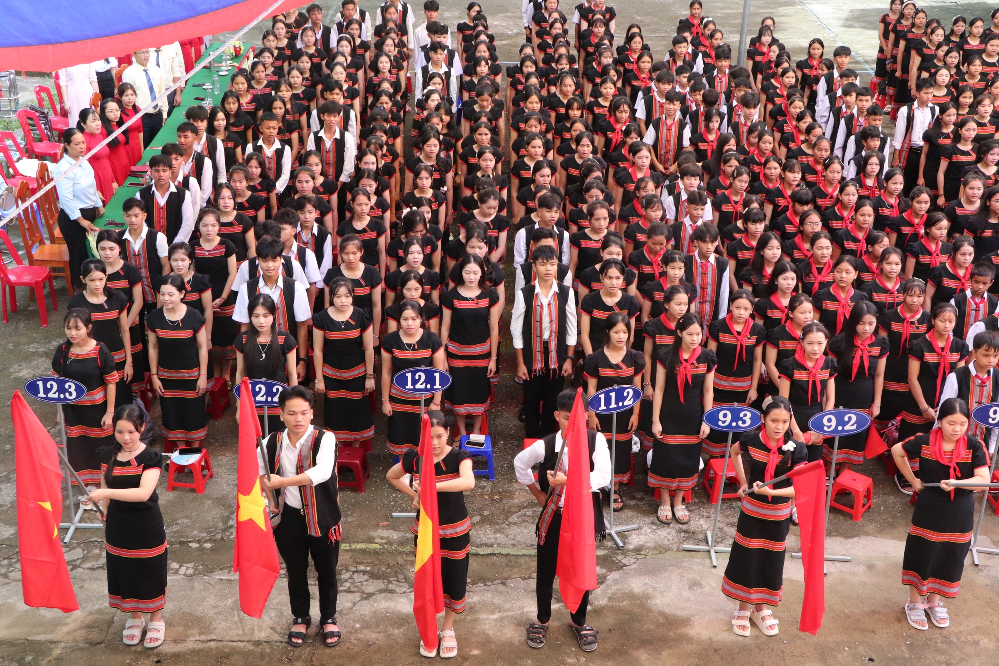 Xúc động hình ảnh bộ đội biên phòng cõng học sinh qua suối đến trường khai giảng năm học mới- Ảnh 16.