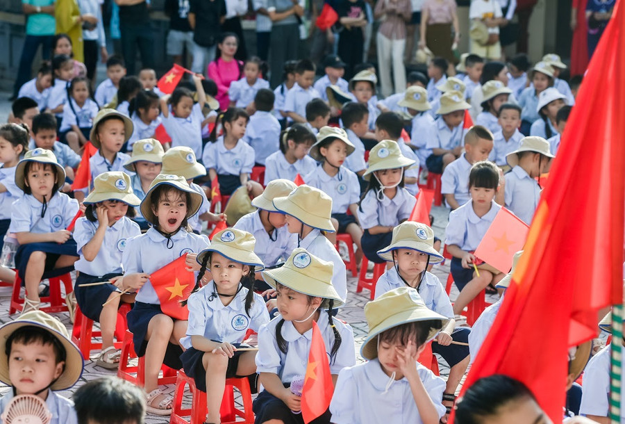 Khoảnh khắc hồn nhiên của học sinh lớp 1 trong ngày khai giảng- Ảnh 6.