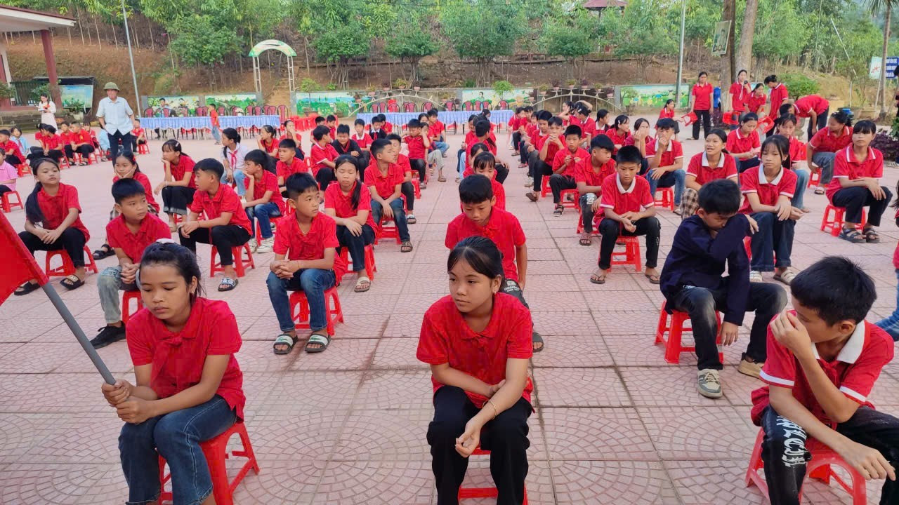 Lễ khai giảng xúc động với những học sinh đặc biệt ở làng Nủ- Ảnh 2.