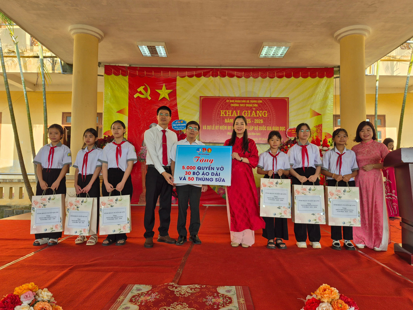 Lễ khai giảng xúc động với những học sinh đặc biệt ở làng Nủ- Ảnh 7.