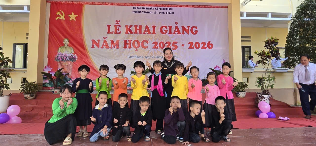 Lễ khai giảng xúc động với những học sinh đặc biệt ở làng Nủ- Ảnh 1.