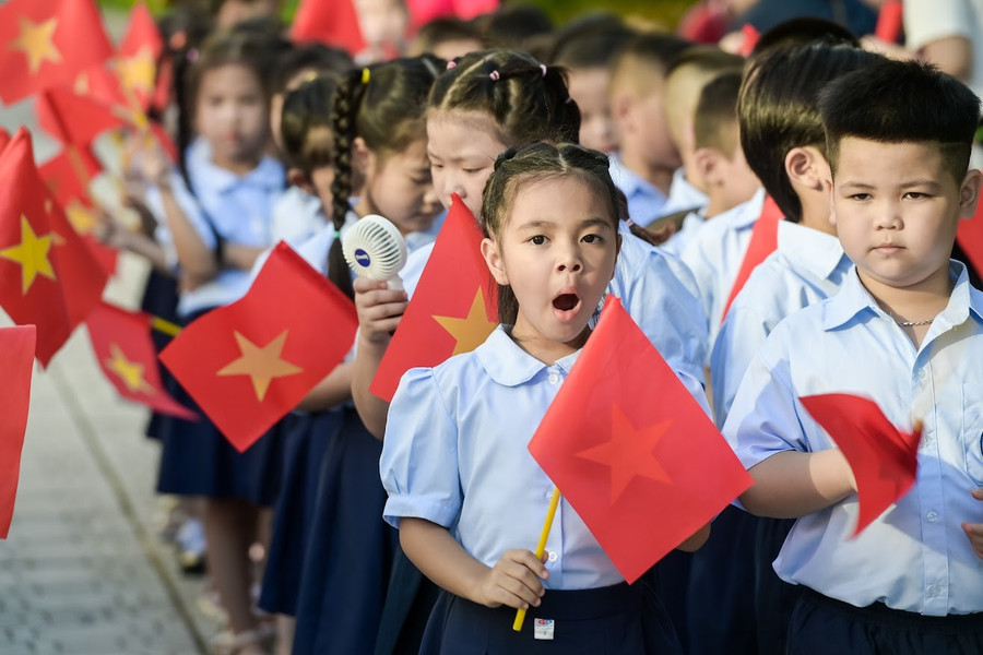 Khoảnh khắc hồn nhiên của học sinh lớp 1 trong ngày khai giảng- Ảnh 1.