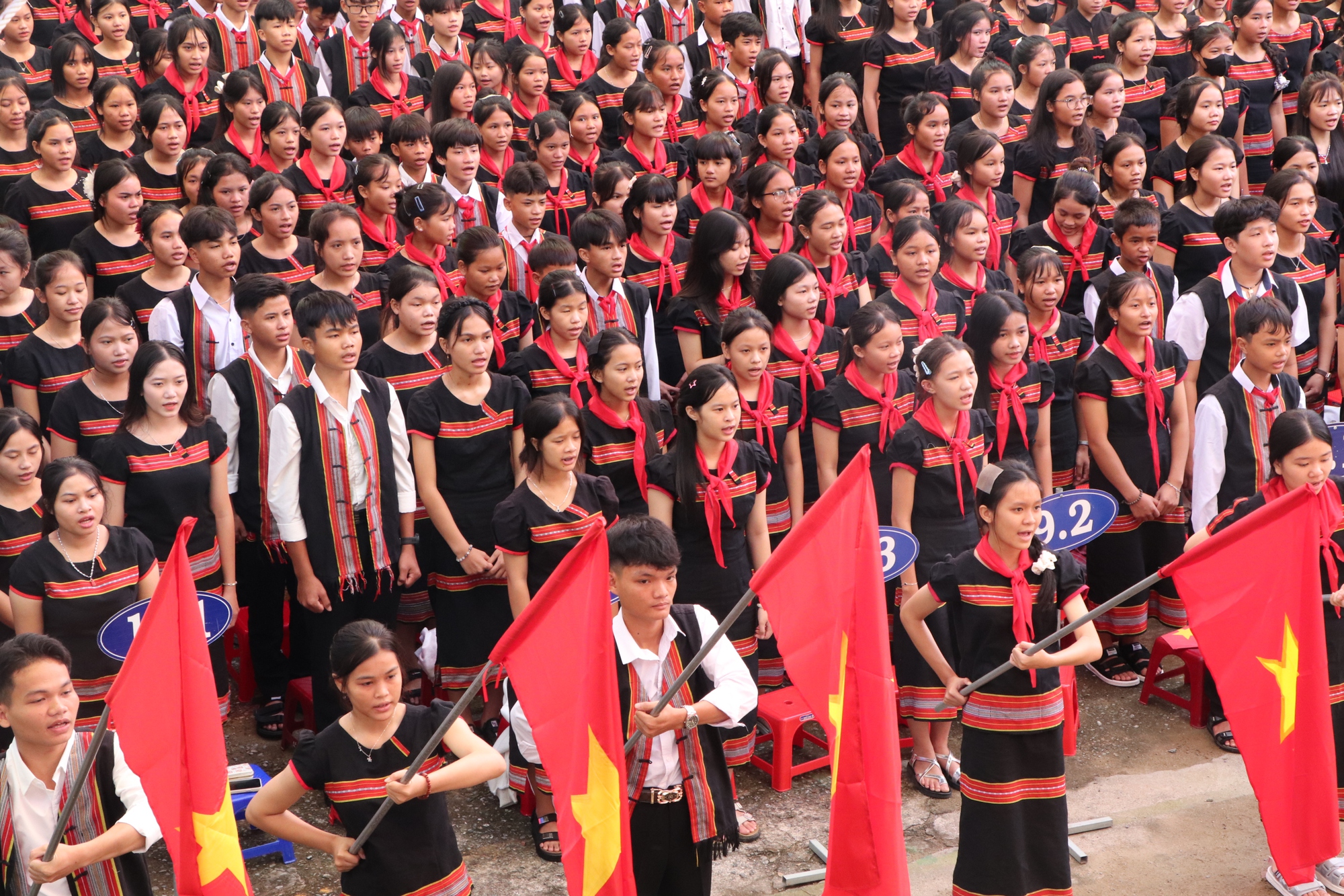 Xúc động hình ảnh bộ đội biên phòng cõng học sinh qua suối đến trường khai giảng năm học mới- Ảnh 17.