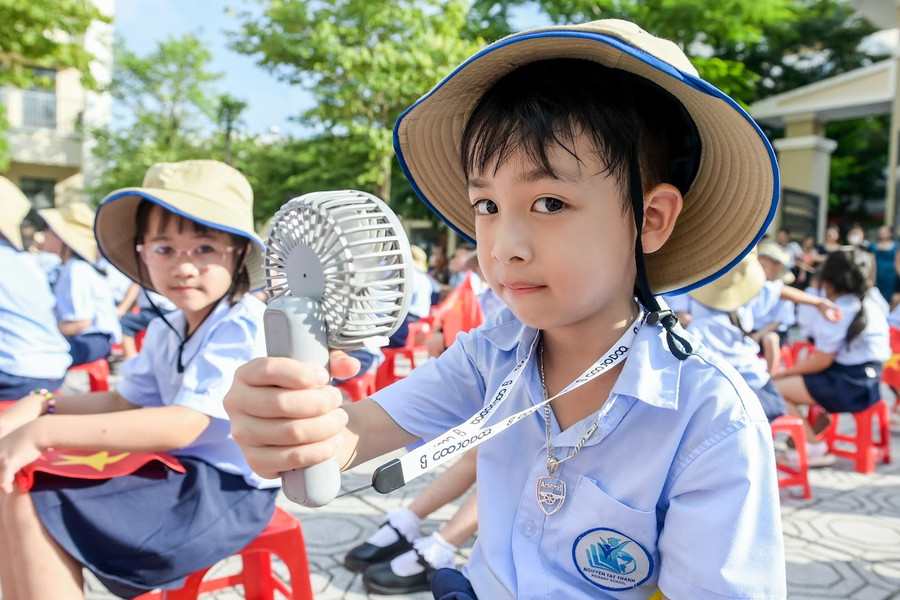 Khoảnh khắc hồn nhiên của học sinh lớp 1 trong ngày khai giảng- Ảnh 7.