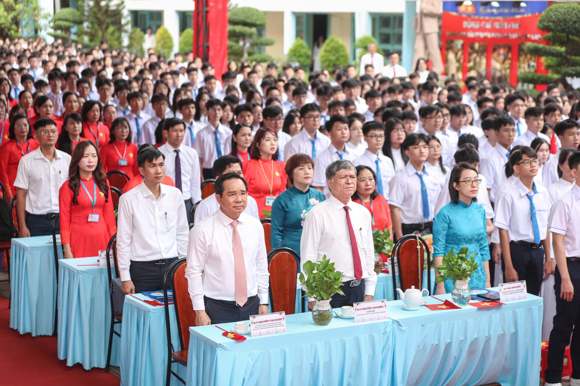 Lễ chào cờ ấn tượng đặc biệt trên khắp cả nước- Ảnh 1.
